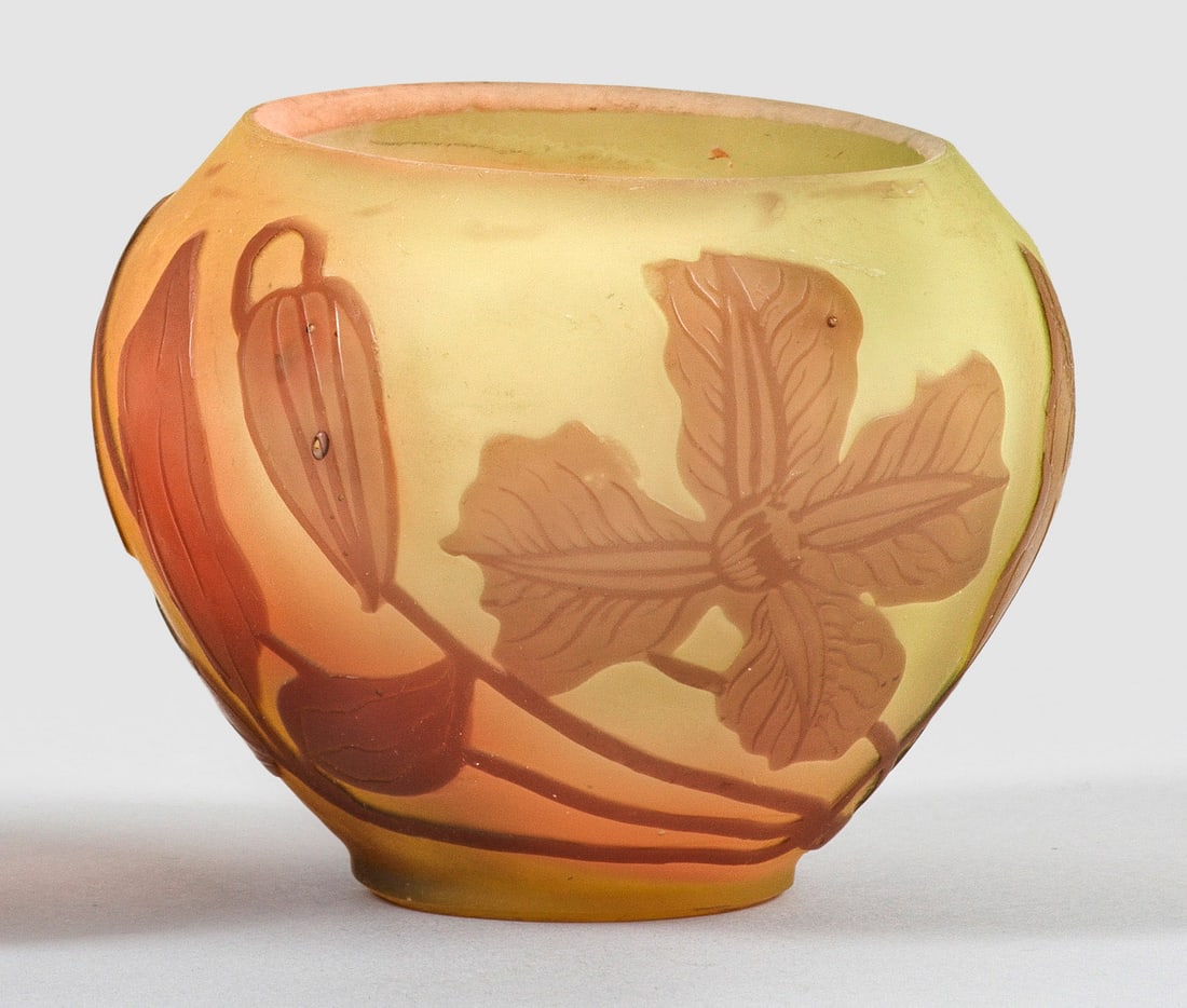 Kleine Gallé-Ziervase mit Clematis-Dekor (1 of 1)