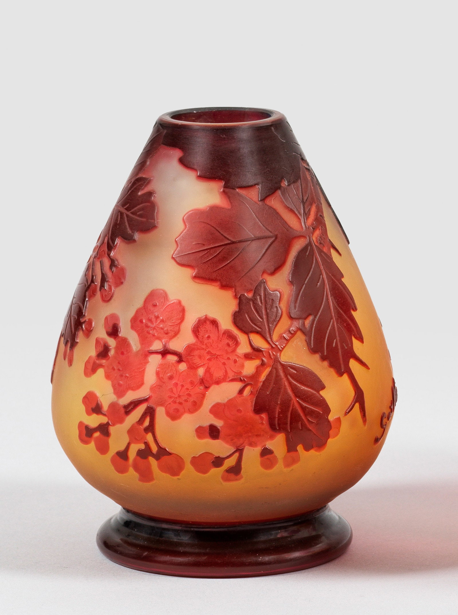 Kleine Gallé-Ziervase mit Blütenzweigdekor (1 of 1)