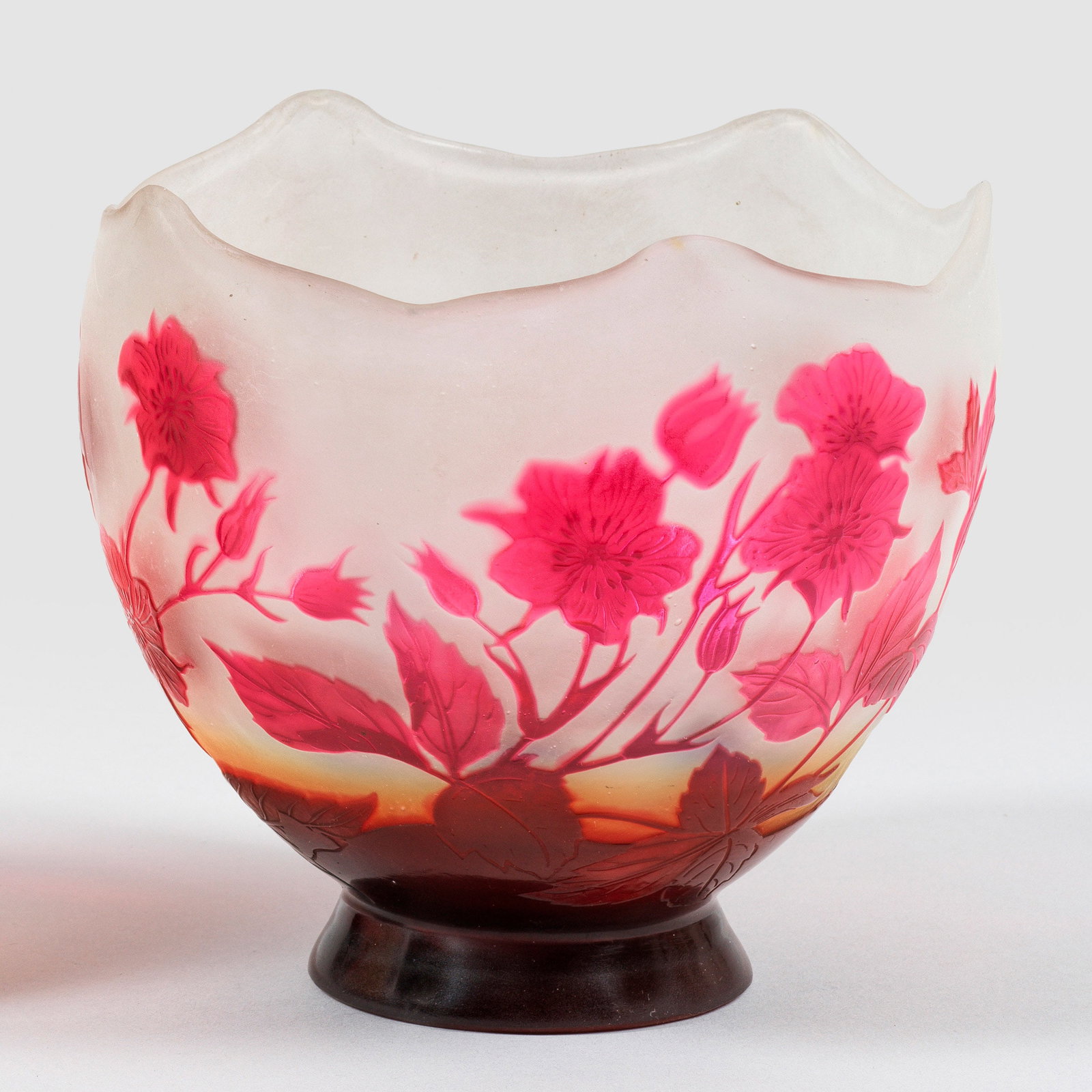 Gallé-Zierschale mit Wildrosen-Dekor (1 of 1)