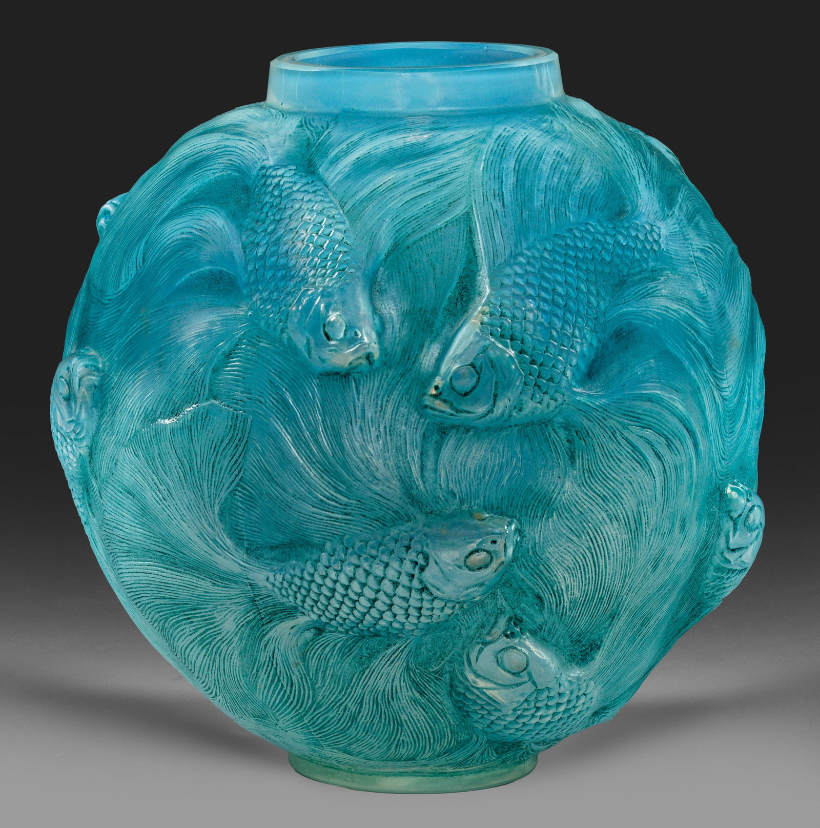 Art Déco-Vase "Formose" von René Lalique: Kugelform mit kurzem Zylinderhals. Hellblaues Opalglas, in die Form geblasen und blau patiniert, der Lippenrand geschliffen. Flächendeckender Reliefdekor aus Schleierschwänzen im Hochrelief. Entw. R
