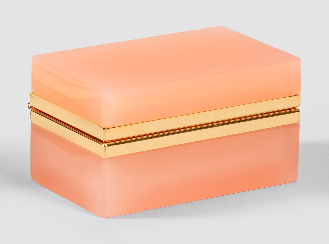 Art Déco-Zierdose: Rechteckige Quaderform. Altrosafarbenes, opakes Glas, geschliffen und poliert. Scharnierte Messingmontierung. H. 6 cm, 11 cm x 6,5 cm. An egg-shaped French Art Deco dusky pink glass box with brass-mou