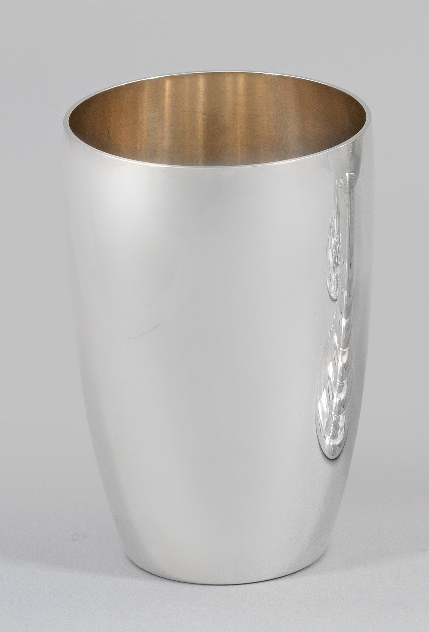 Großer Weinbecher: Sterlingsilber. Über flachem Stand konischer Korpus mit eleganter, glatter Wandung. Modell-Nr. 7945. Gest. 925, Herstellerzeichen, Händlermarke "Gebrüder Weyersberg Düsseldorf". Gew. ca. 165 g. H.