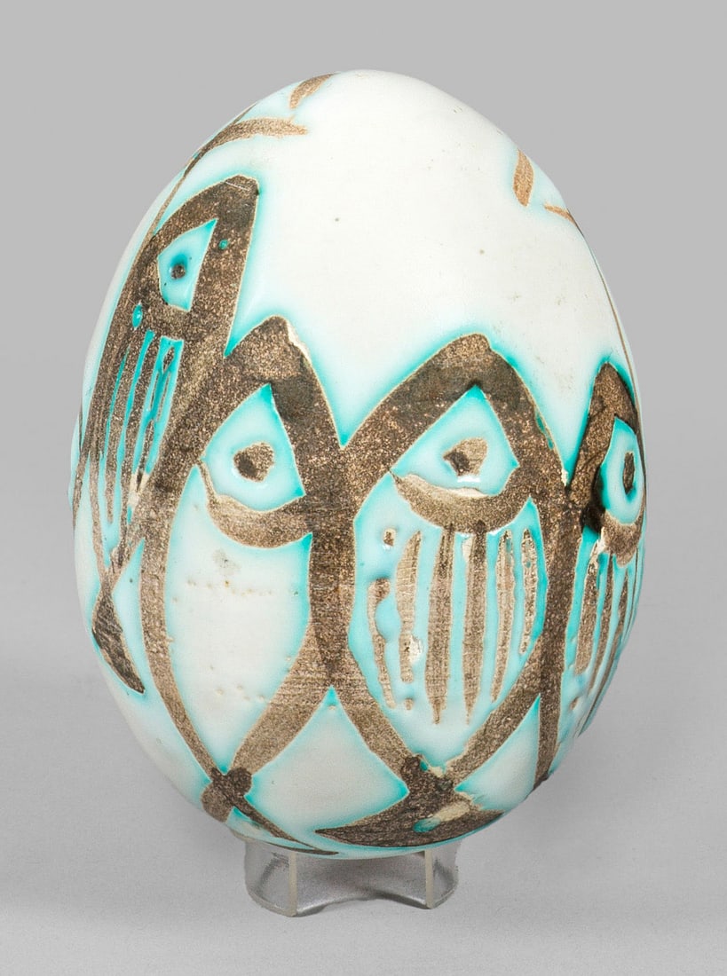 Ei von Suzanne Ramie aus dem Atelier Madoura: Keramik. Grauschwarze, kupferhaltige Engobe, weiße, zinnhaltige Glasur. Fisch-Dekor in Wachsausspar- oder Sgraffito-Technik im Stil von Pablo Picasso. H. 7 cm. Suzanne Ramie (1905 - 1974) gründete 1