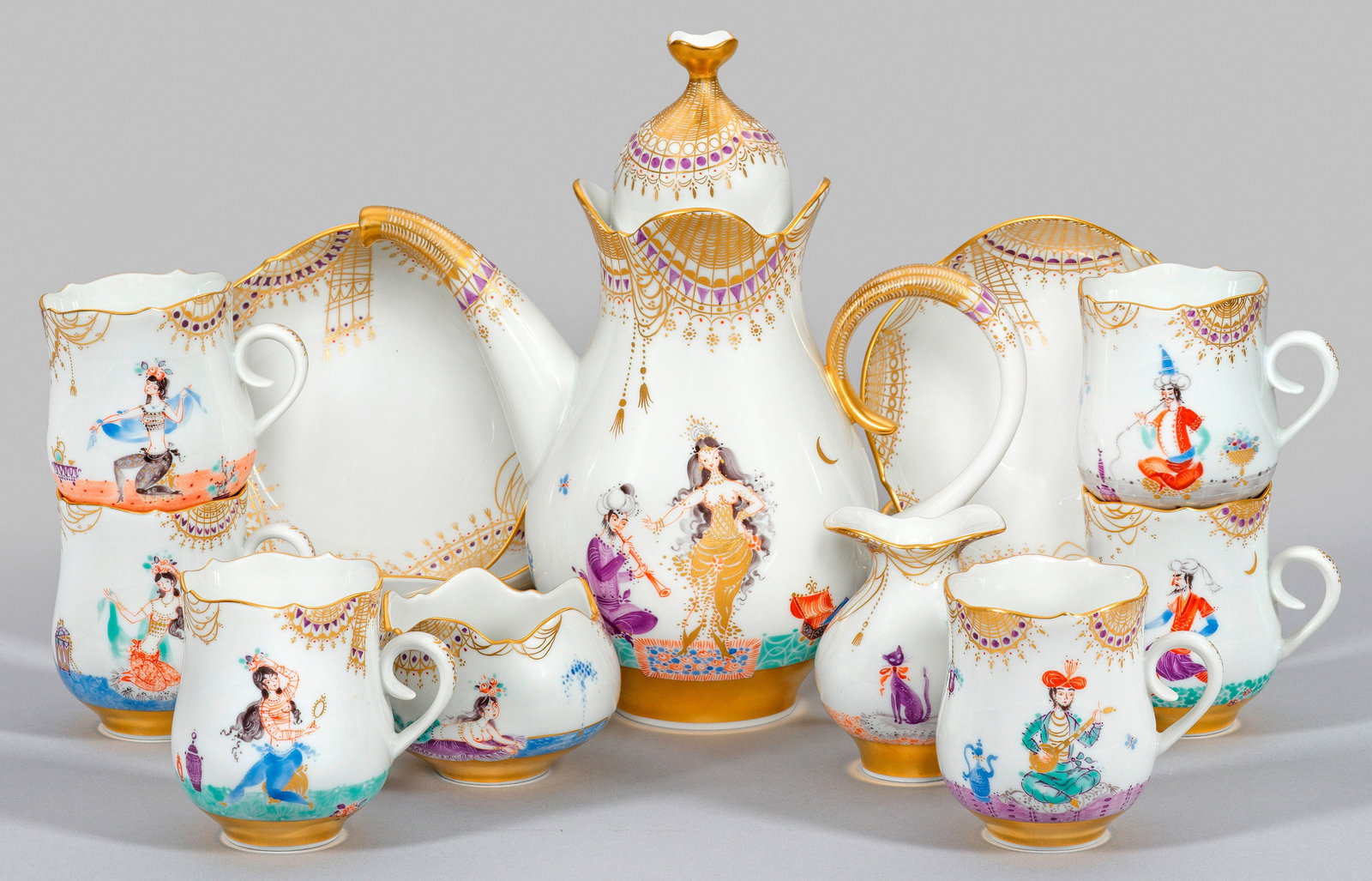 Prachtvolles Meissen Mokkaservice mit Dekor "1001 Nacht": für 6 Personen, 9-tlg.; Mokkakanne, Sahnegießer, Zuckerschale, 6 Mokkatassen mit Untertassen. Auf der Wandung und im Spiegel szenische Darstellungen nach Vorbild der Erzählungen "1001 Nacht". Darun