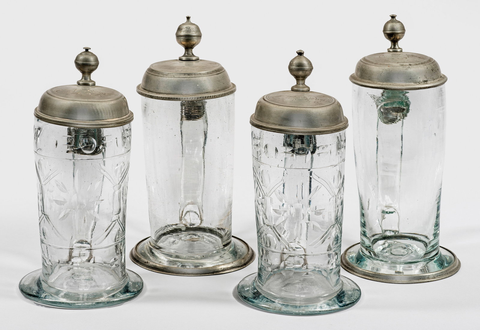 Vier Bierhumpen mit Zinndeckeln (1 of 1)