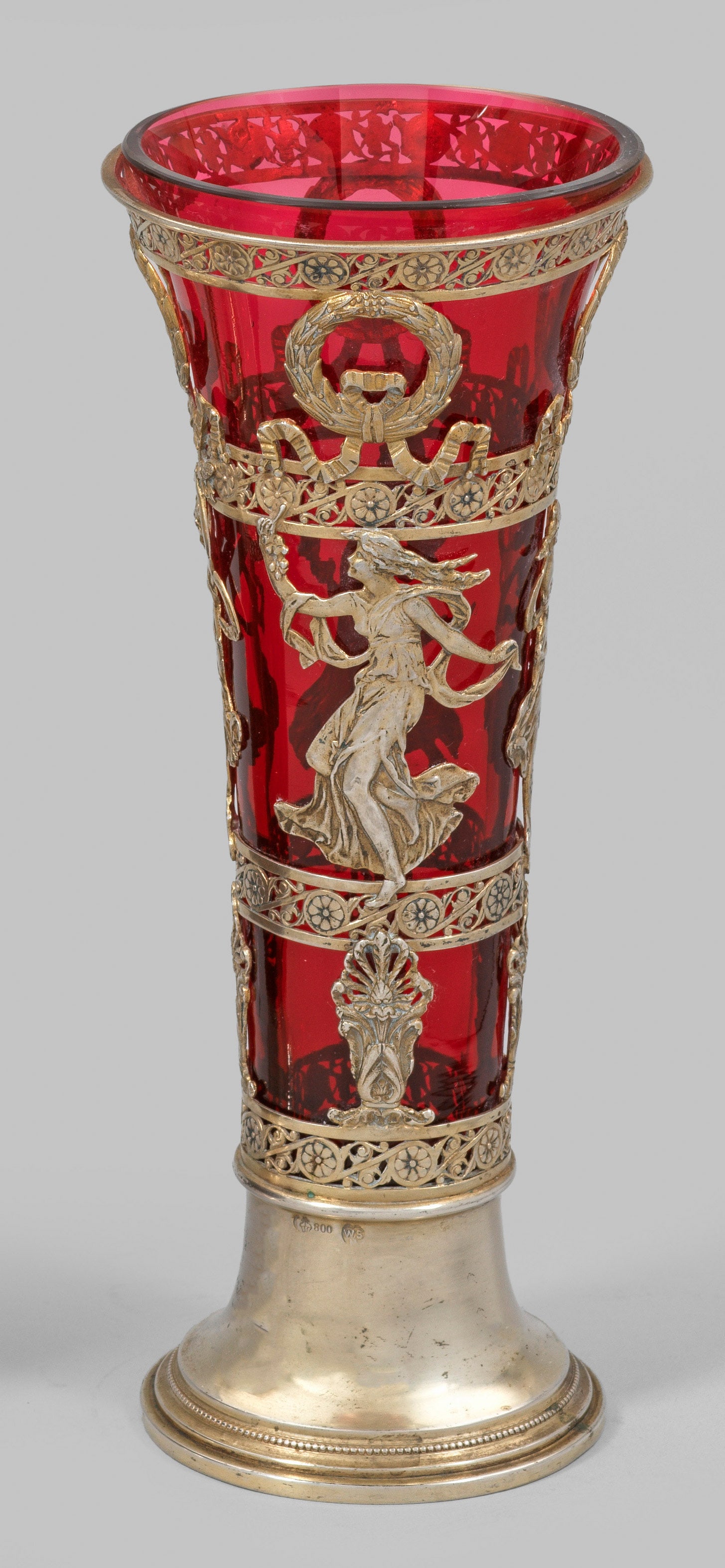 Historismus-Vase: Silber, Einsatz aus rotem Glas. Über ausgestelltem, mehrfach profiliertem und mit Perlstab umzogenem Stand schlanke, konische Kuppa mit durchbrochen gearbeitetem Dekor aus mehreren umlaufenden Blumen