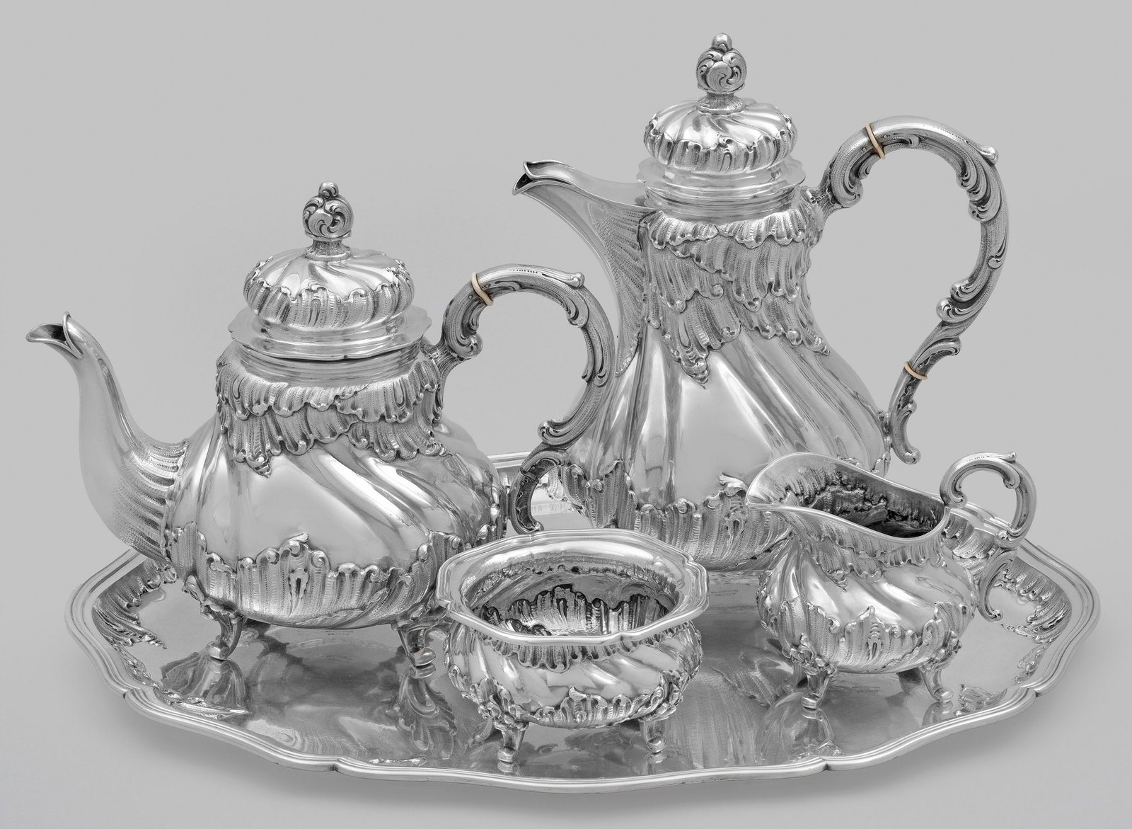 Qualitätvolles Kaffee- und Teeservice im Barockstil (1 of 1)