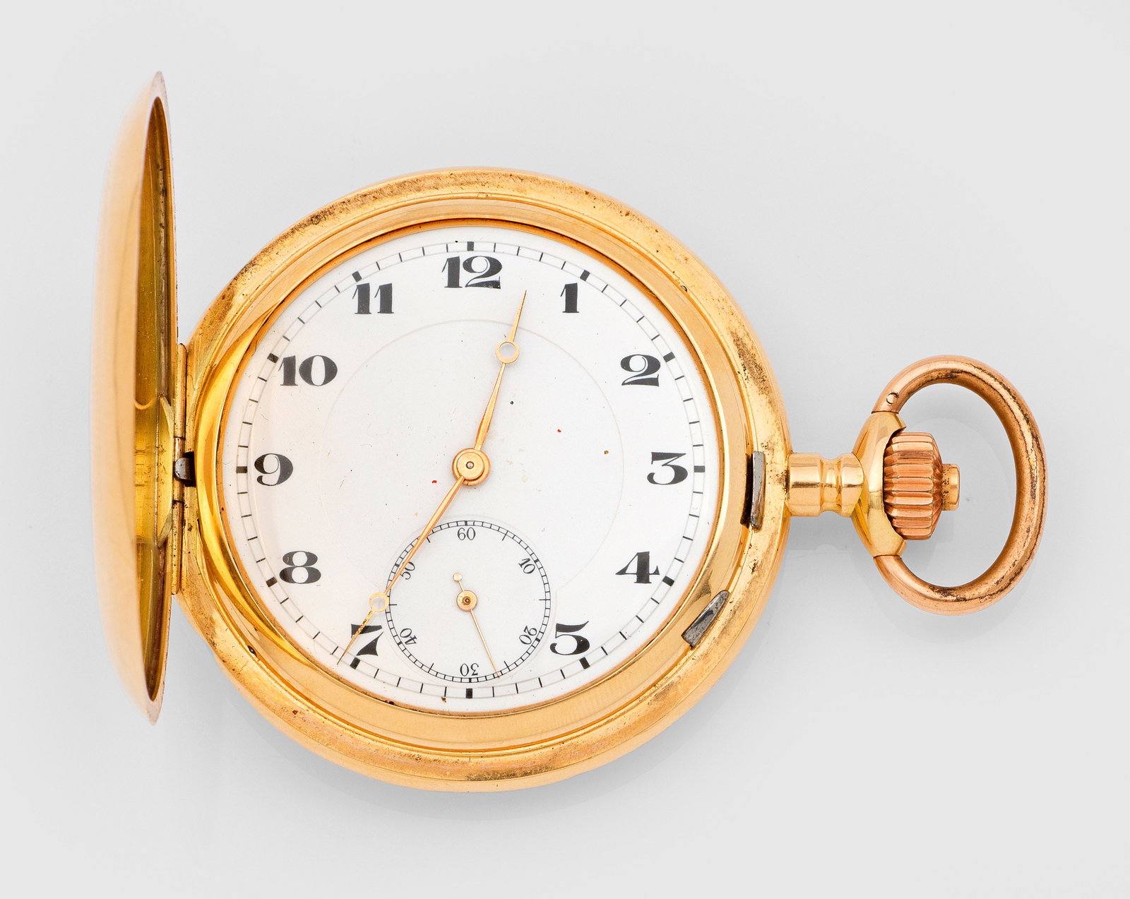 Savonette-Taschenuhr von Mobile Watch Co.: Schweiz. La Chaux-de-Fonds, um 1920. Gelbgold, gest. 585 sowie Garantiestempel. Fein guillochiertes Gehäuse mit Monogrammkartusche, Metall-Cuvette mit Inschrift. Weißes Emailzifferblatt mit arabisch