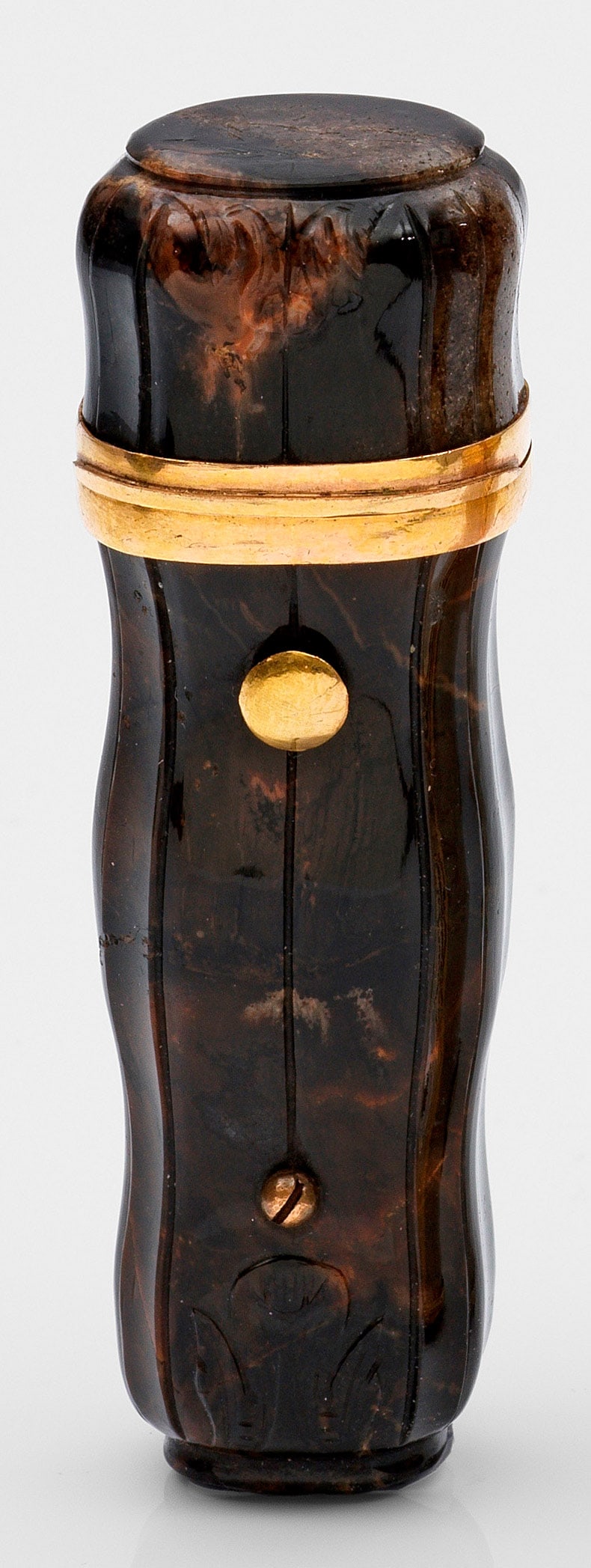 Barockes Nadeletui mit Blumenschnitzerei: Dunkelbrauner Achat, mit Montierung aus Messing, vergoldet. Ovale Grundform mit leicht konischem Korpus, senkrecht gerippter, leicht gewellter Wandung und scharniertem Deckel. Vom abgesetzten oberen u