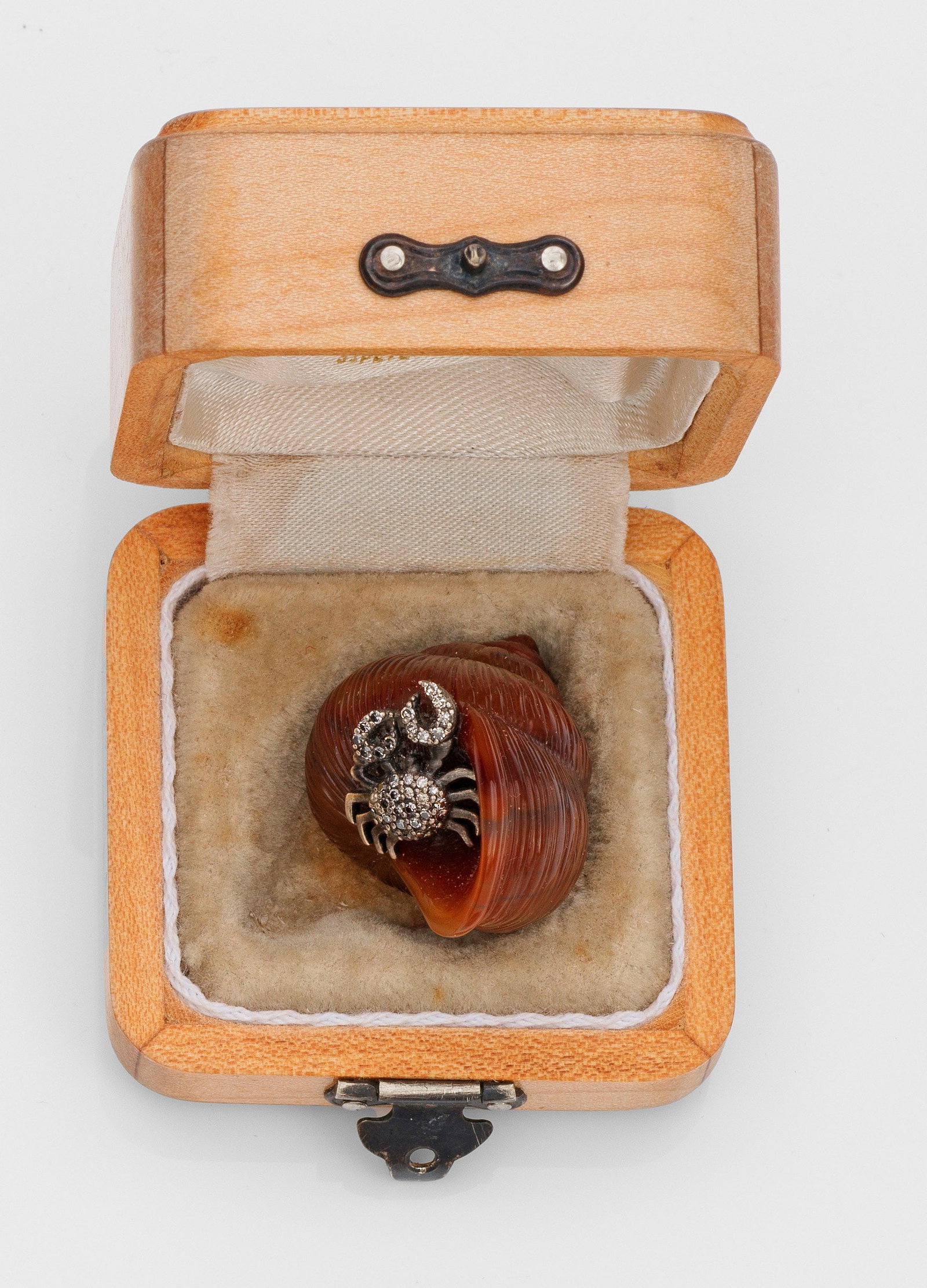 Achat-Schnecke mit Diamant-Krebs: im Stil von Fabergé. Rostbrauner Achat. Plastisch geschnitzte Schnecke mit applizierten von Diamanten besetztem Taschenkrebs. Mit Box. Gew. ca. 14,06 g. Agate snail with diamond crab. With case. Russ