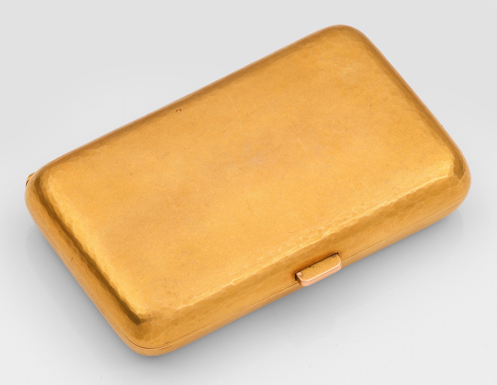 Elegantes Zigarettenetui: Gelbgold. Flache, rechteckige Form mit gerundeten Ecken, scharniertem Deckel und schauseitigem Drücker. Die Wandung sowie das Innere mit flächendeckendem Hammerschlagdekor. Gest. 585, Herstellerzeic