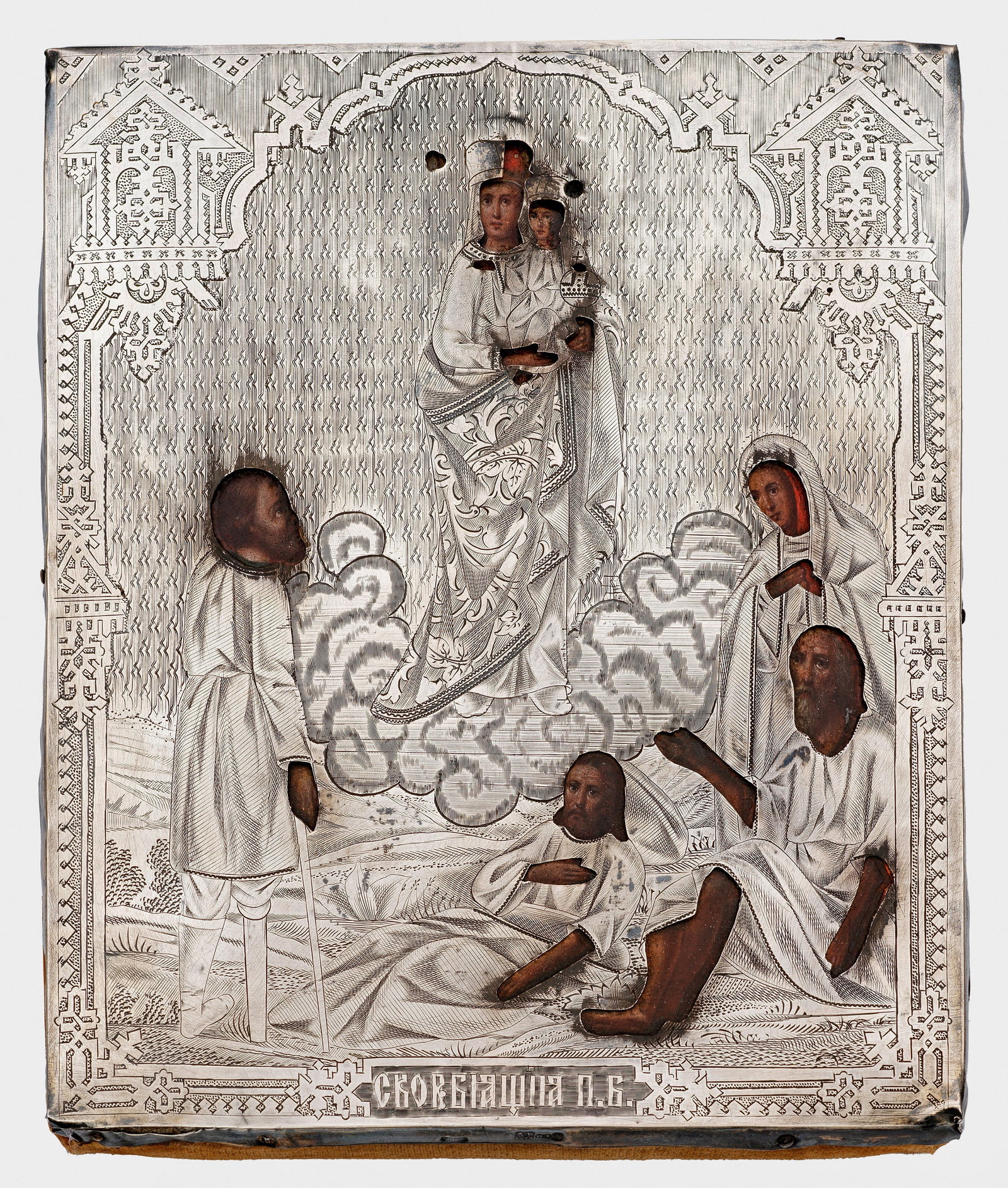 Ikone mit Gottesmutter "Freude aller Leidenden": Tempera auf Holz mit Silberoklad. Fein graviertes Oklad aus dünnem Silberblech mit ornamentalem Randfries und Hintergrund, Beschriftung. Rückseite mit Samtstoff bezogen. Riss, rest.; Gest. 84, Besch