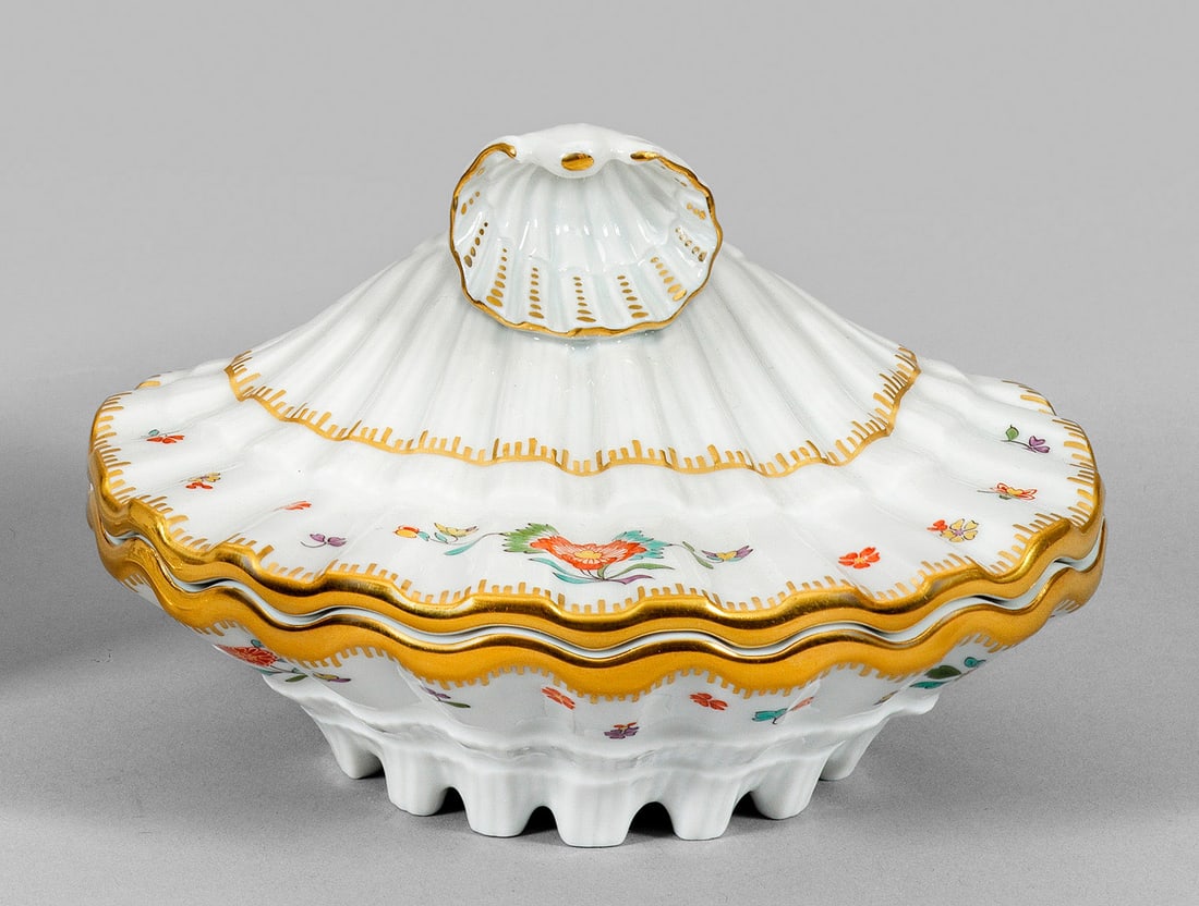 Konfektdose mit Schwanenservice-Dekor (1 of 1)