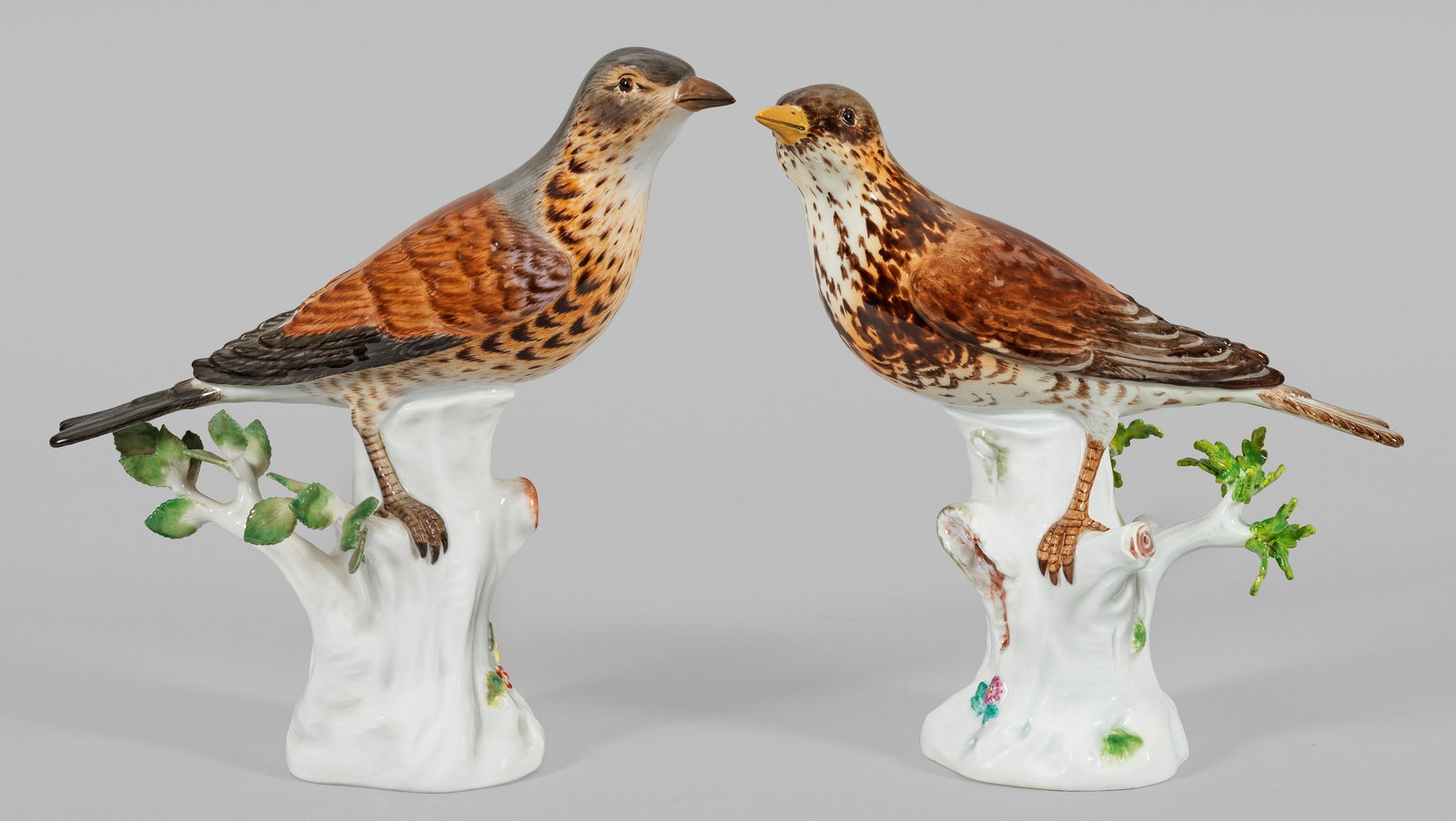 Paar Drosseln: Gegenstücke. Auf einem Baumstumpf mit reliefplastischen und plastischen Blättern die naturalistische Darstellung einer sitzenden, aufmerksam blickenden Drossel. Polychrome Malerei. Entw. Johann Joac