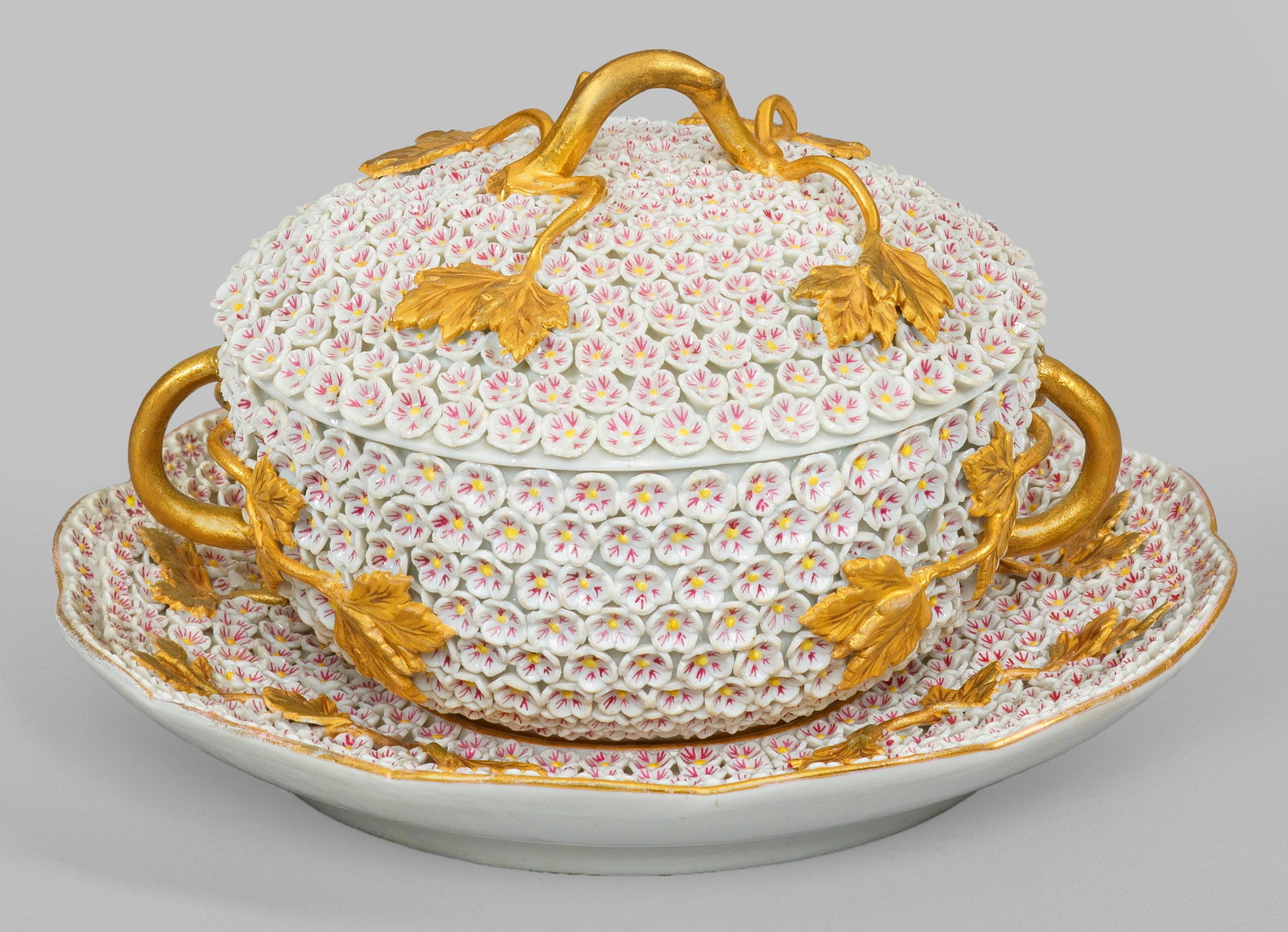 Prächtige Meissen Ecuelle mit Schneeballendekor (1 of 1)