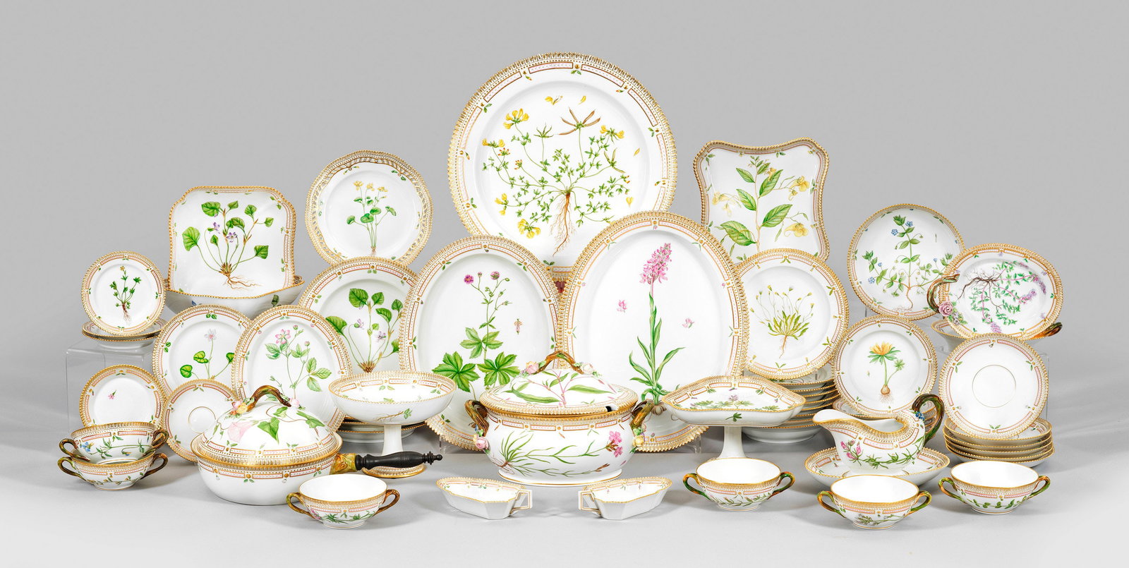 Umfangreiches Tafelservice mit "Flora Danica"-Dekor: von Royal Copenhagen 49-tlg.; 8 Suppenteller, 6 Dessertteller, 6 Suppentassen mit Untertassen, 3 verschieden große ovale Anbietplatten, 3 kleine Dessertteller, 4 Speiseteller, 4 verschiedene Untertas