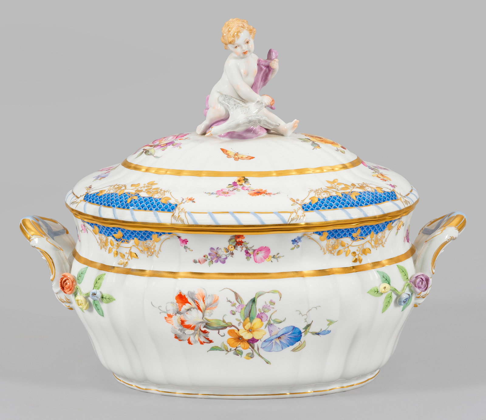 Deckelterrine "Breslauer Stadtschloss" von KPM Berlin: Runde, gedrückte, oberhalb leicht eingezogene Form mit seitlichen Asthenkeln, plastischen Blütenzweigen sowie passig gewölbtem Deckel. Die Bekrönung in Form eines Puttos mit Gans. Reliefdekor "Roc