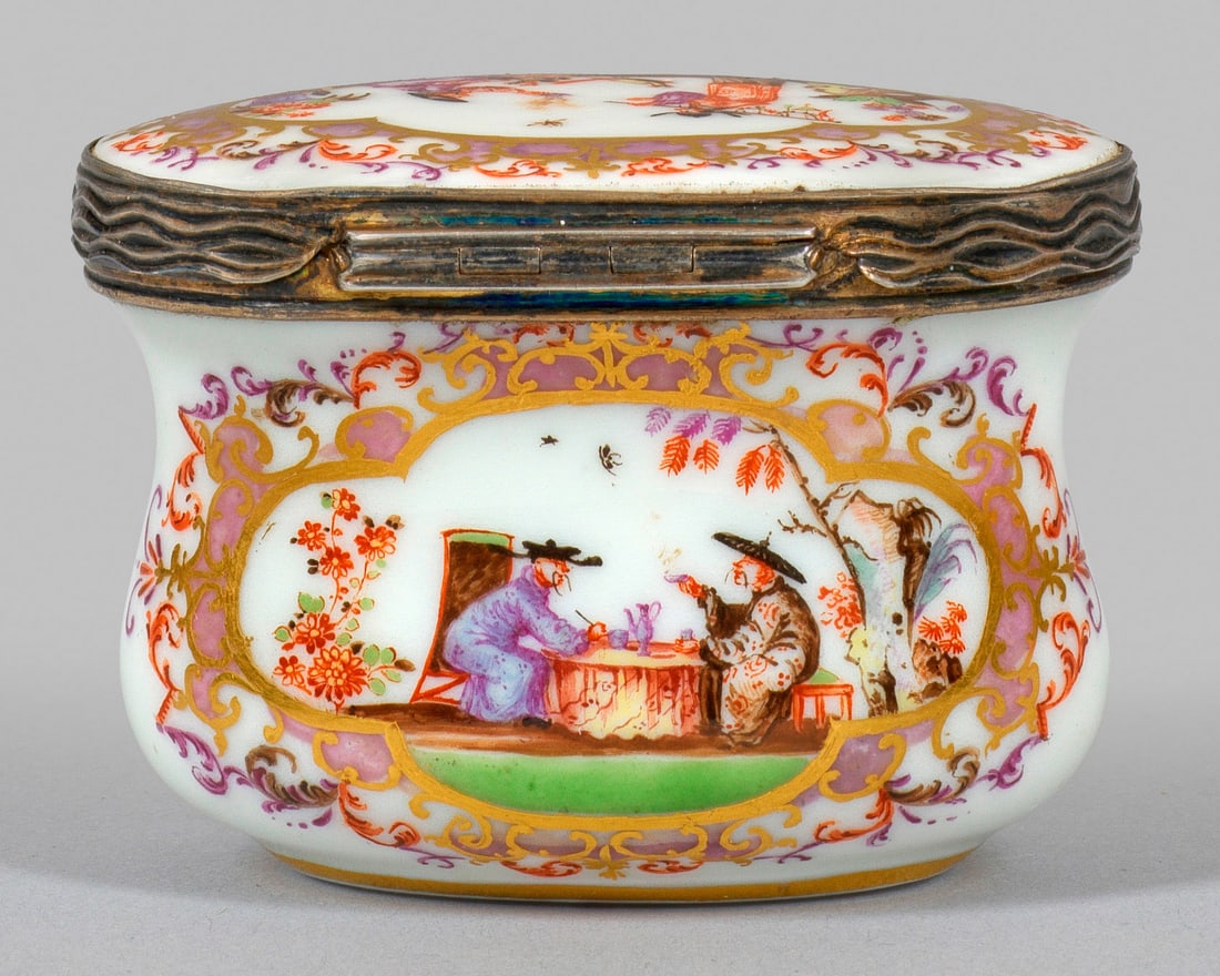 Museale Meissen Tabatiere mit Hoeroldt-Chinoiserien: Oval gedrückter, leicht ausschwingender Korpus. Passig aufgewölbter Scharnierdeckel. Allseitig der Wandungen und auf dem Deckel goldornamentierte, von eisenrotem und purpurfarbenem Laubwerk gerahmte