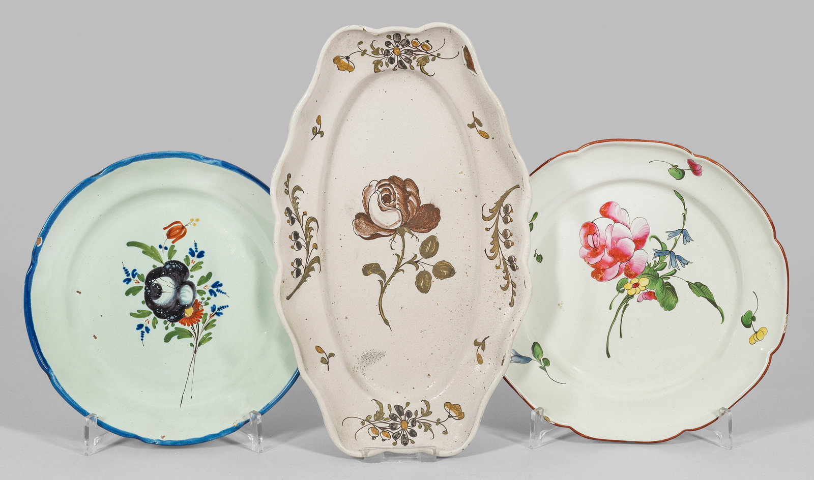 Zwei Teller und eine Anbietplatte mit Blumendekor (1 of 1)