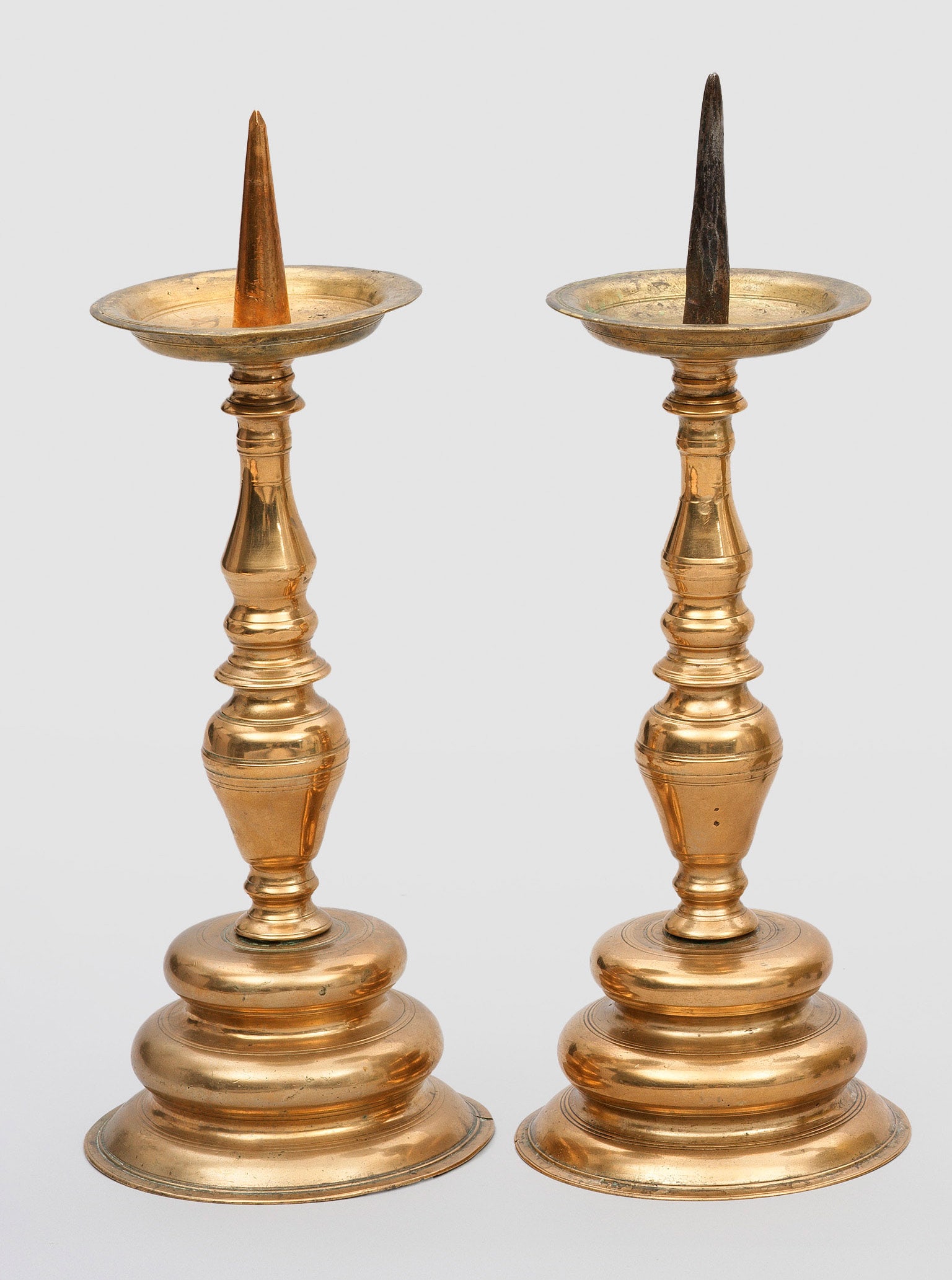 Paar barocke Leuchter mit Treppenfuß (1 of 1)