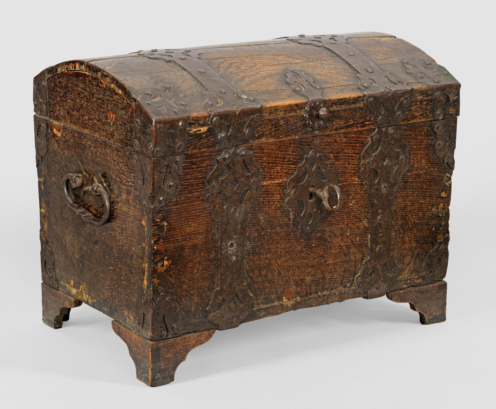 Kleine Barock-Runddeckeltruhe (1 of 1)