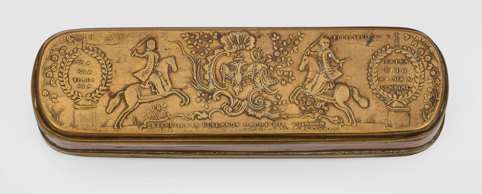 Tabakdose: Messing und Kupfer. Mit geprägtem Reliefdekor. Auf dem Deckel die in Lorbeerkränzen bez. Darstellungen von "Maria Theresia" und "Elisabeth Kaiserin von Russland" auf steigenden Pferden, einen Doppel