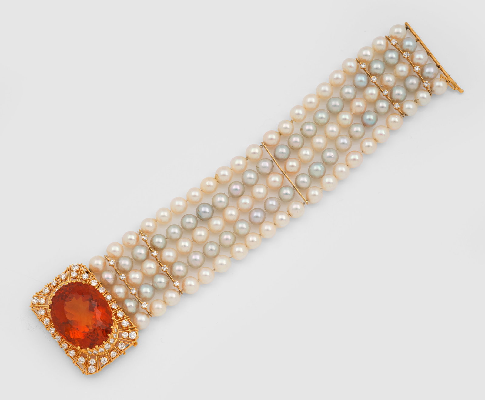 Glamouröses Citrin-AKOYA-Perlarmband von Roesner, Hamburg: Gelbgold, gest. 585. 5-reihiges Armband aus 42 hellgrauen und 63 roséfarbenen Akoya-Zuchtperlen von ca. 6 mm in sehr feinem rosé-grün changierendem Lüster, zentrale Schließe besetzt mit Goldcitri