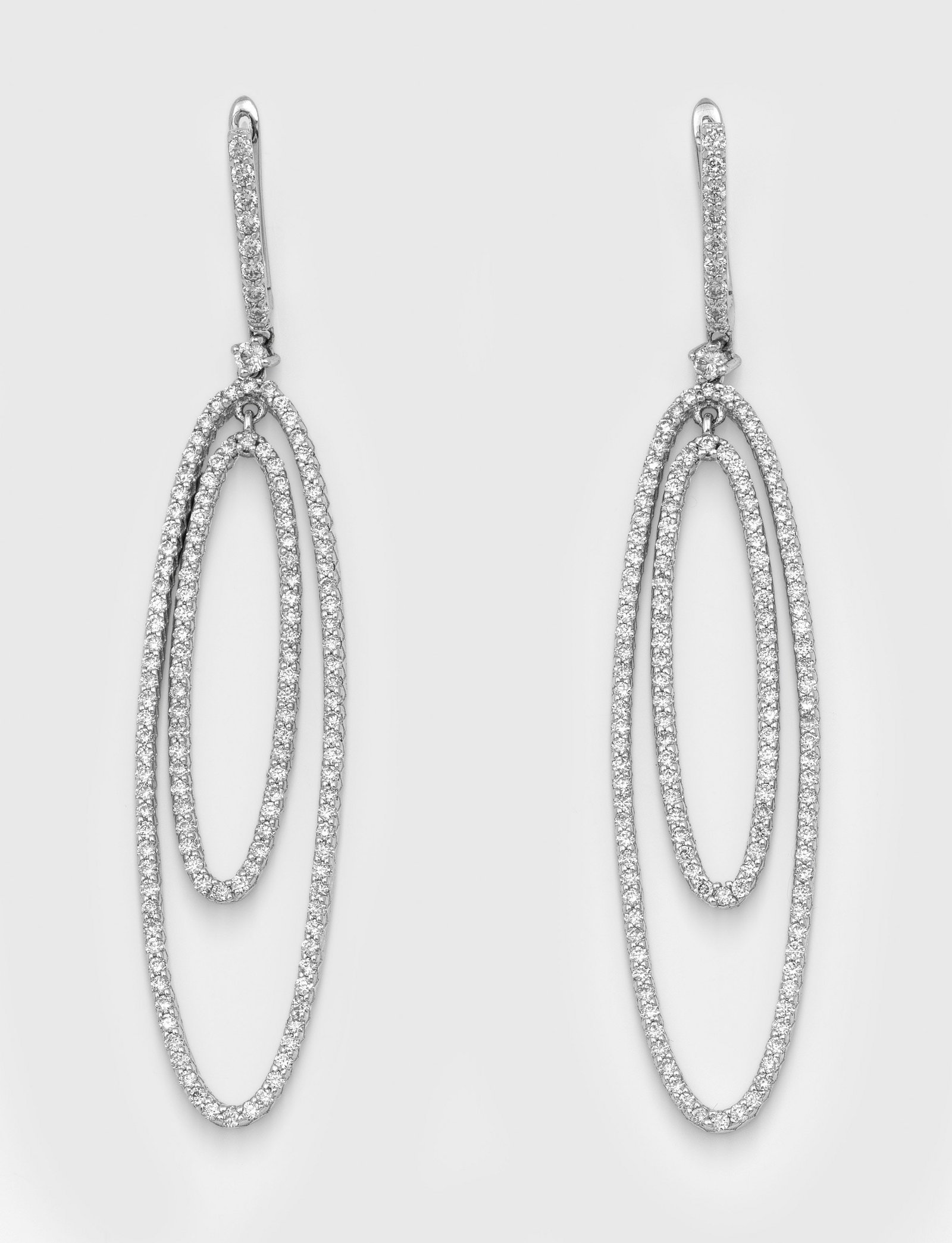 Paar mondäne Brillant-Ohrgehänge: Weißgold, gest. 750. Schauseitig ausgefasst mit Brillanten von zus. ca. 2,68 ct. (G-H/vs-si). Ges.-Gew. ca. 13,09 g. Pair of earrings set with brilliants approx. 2,68 ct. (G-H/vs-si), in 18 k white g