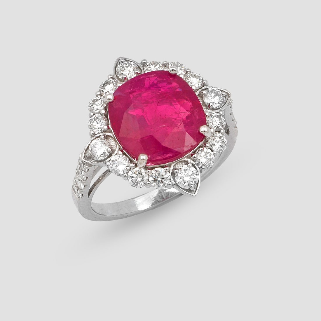 Extravaganter Entourage-Ring mit Rubin (1 of 1)