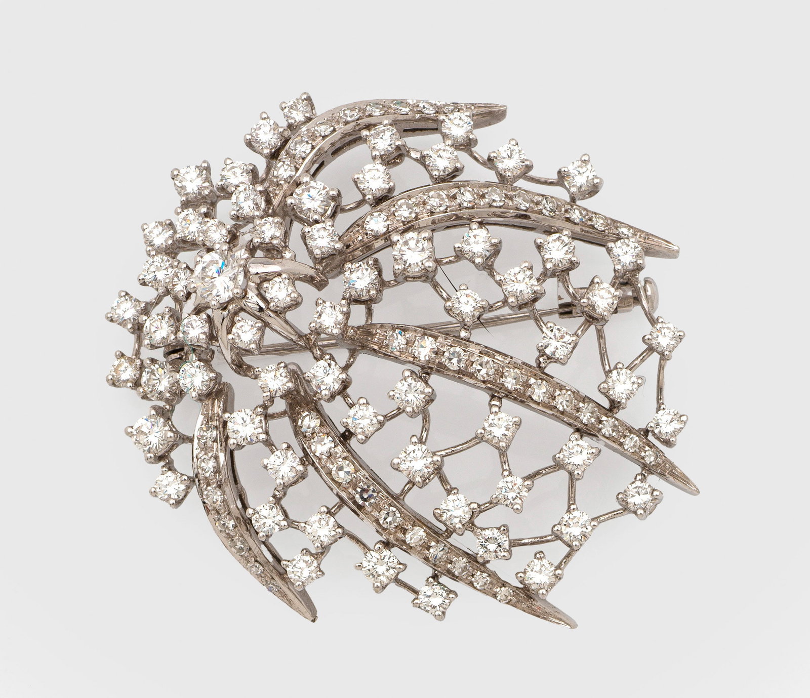 Mondäne Brillant-Brosche: Weißgold, gest. 750. Schauseitig ausgefasst mit Brillanten von zus. ca. 6,00 ct. (H-I/vss-vs). Gew. ca. 16,37 g. Brooch set with diamonds approx. 6,00 ct. (H-I/vss-vs), in 18 k white gold.