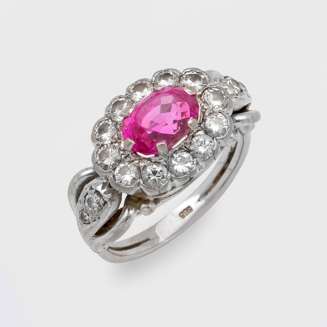 Rubin-Entouragering aus den 1940er Jahren (1 of 1)