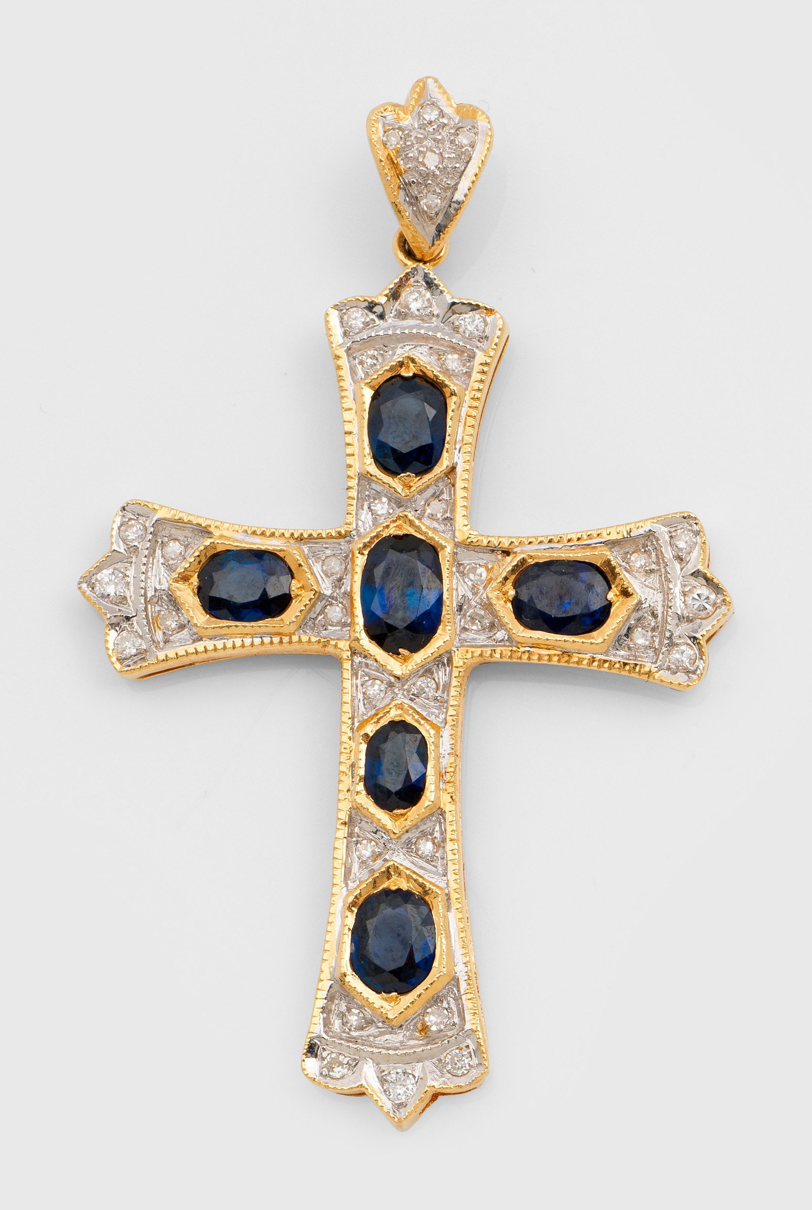 Saphir-Diamant-Kreuzanhänger: Gelbgold, teilw. mit Weißgold verbödet, gest. 14 ct.; Schauseitig ausgefasst mit Saphiren von zus. ca. 1,30 ct., akzentuiert durch kleine Diamanten. Gew. ca. 5,79 g. Cross pendant set with sapphires