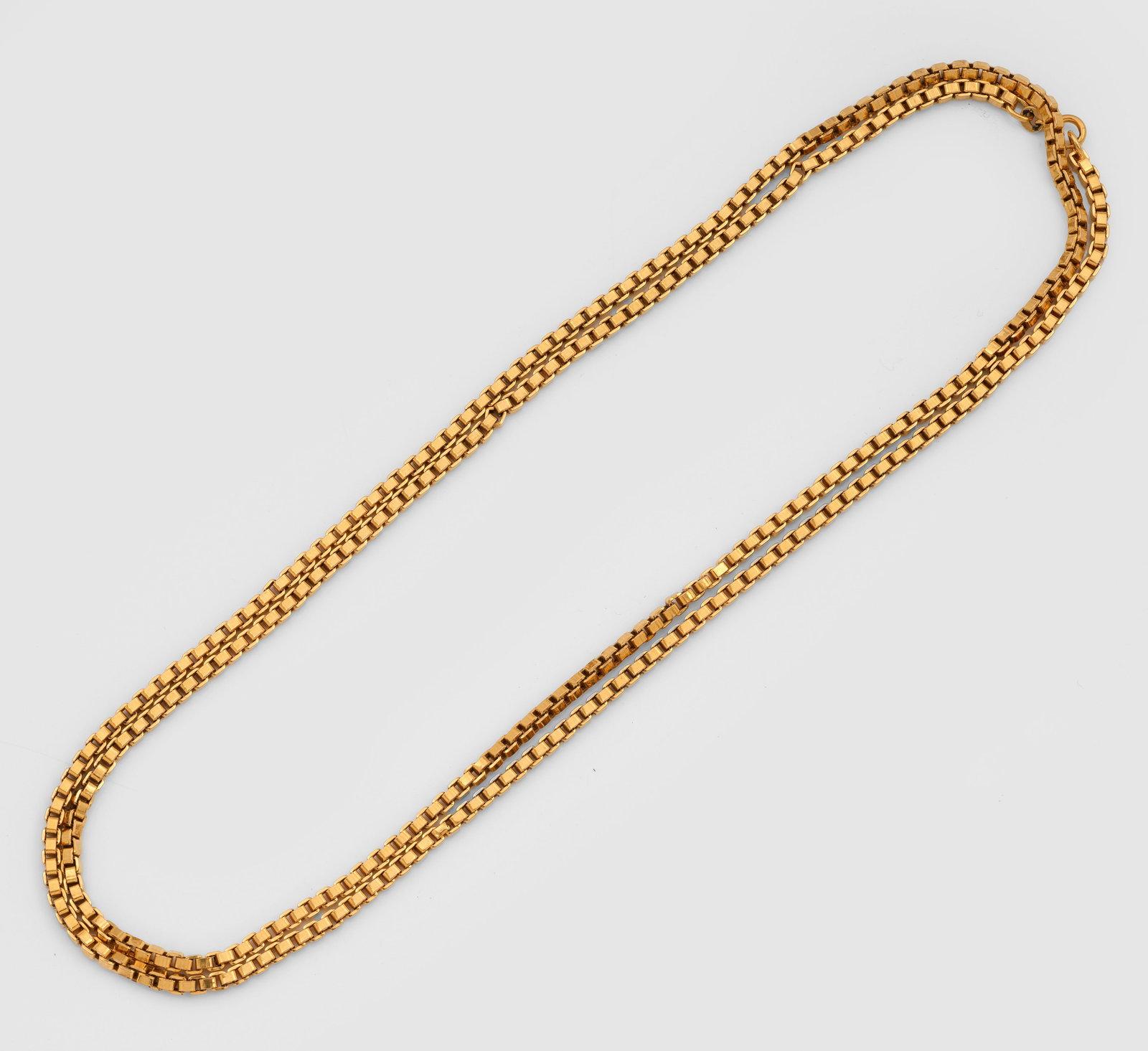 Milanese-Sautoire: Gelbgold, gest. 333. Überlange Milanese-Kette mit Federringschließe. Gew. ca. 27,08 g. Sautoire in 8 k gold.