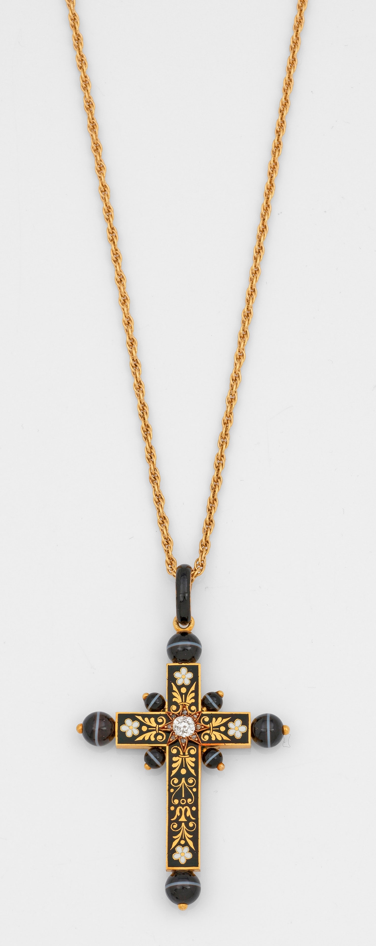 Napoleon III-Memorial Kreuzanhänger: Anhänger in 14 ct. Gelbgold, Kette gest. 750, teilw. polychrom emailliert. Fein ornamentiertes Kreuz mit schwarzen Achatkugeln dekoriert, mittig verglastes Medaillon mit geflochtenem Haar, an langer