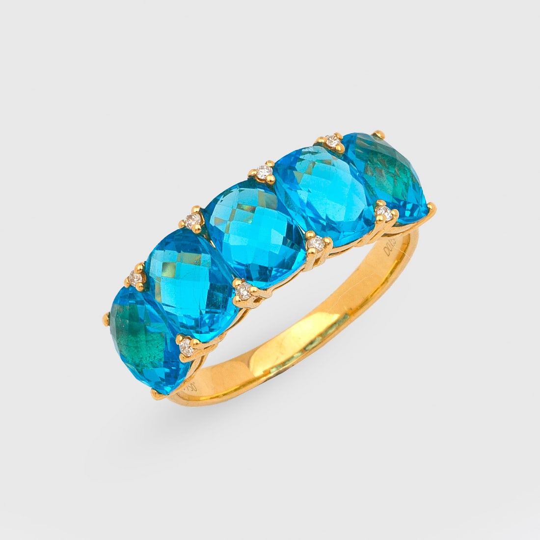 Dekorativer Topas-Ring: Gelbgold, gest. 750. Linear besetzt mit 5 blauen Topasen von zus. ca. 4,90 ct. im Briolettschliff, flankiert von kleinen Brillanten. Gew. ca. 3,89 g. Ring set with five topazes approx. 4,90 ct. and sm