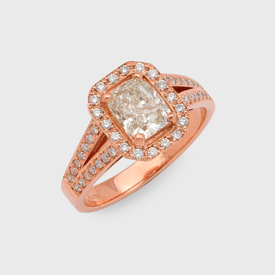 Eleganter Diamantring: Roségold, gest. 750. Zentral besetzt mit einem Diamanten von ca. 1,34 ct. (I/vs1) im Cushioncut, entouriert von kleinen Brillanten von zus. ca. 0,45 ct.; Gew. ca. 5,32 g. Beiliegend SGL-Expertise. Ri