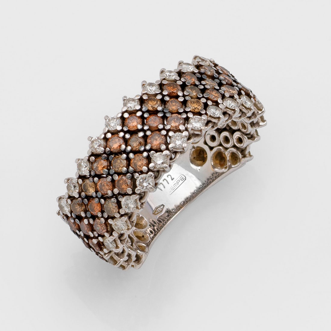 Brillant-Ring von WEMPE: Weißgold, gest. 750. Schauseitig besetzt mit 55 cognacfarbenen Brillanten von zus. 1,52 ct. (si) und 34 weißen Brillanten von zus. ca. 0,88 ct. (F-G/vvs). Nr. 1772. Herstellerzeichen. Gew. ca. 10,44