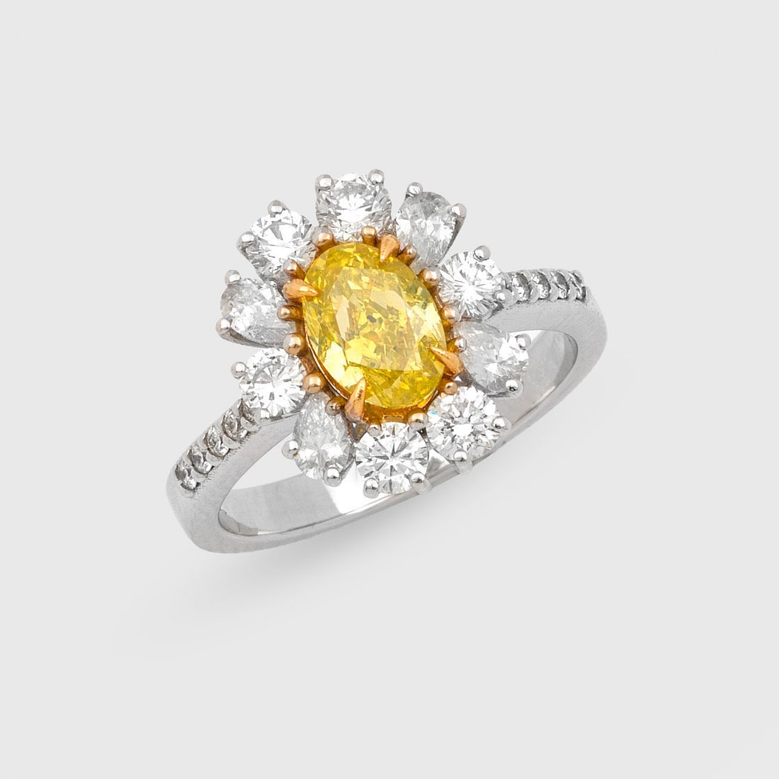 Fancy Diamant-Entouragering: Weißgold, gest. 750. Zentral besetzt mit Natural Fancy Intense Greenish Yellow Diamanten von ca. 1,51 ct. (si2) im Ovalschliff, entouriert von Brillanten von zus. ca. 1,35 ct. (H-J/vs-si). Gew. ca. 6