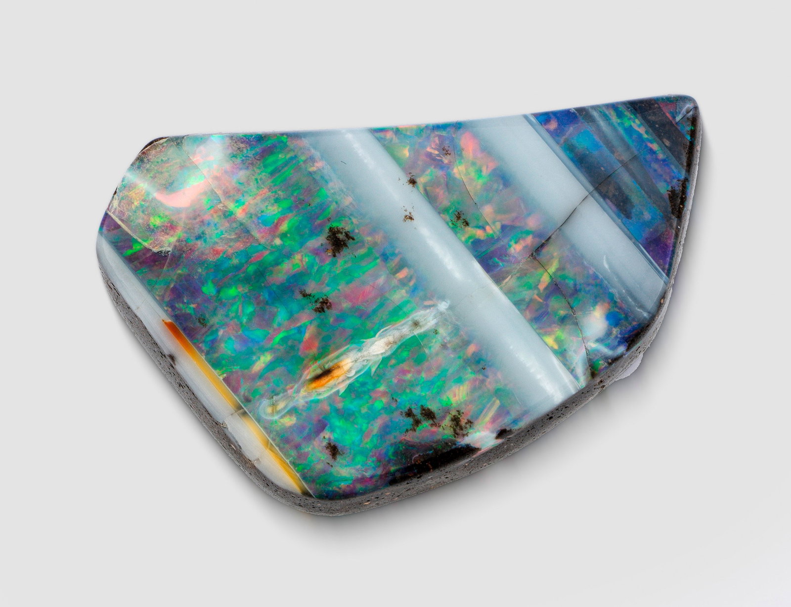 Veta Opal aus der Mine-"El Tablón": Departamento Gracias a Dios, Honduras Flächendeckendes, prachtvolles, regenbogenartiges Farbspiel, mit dem sog. Multicolor-Feuer sowie breiten weißen Adern. 4 cm x 2,5 cm. Gew. 61,95 ct. Die Hondura