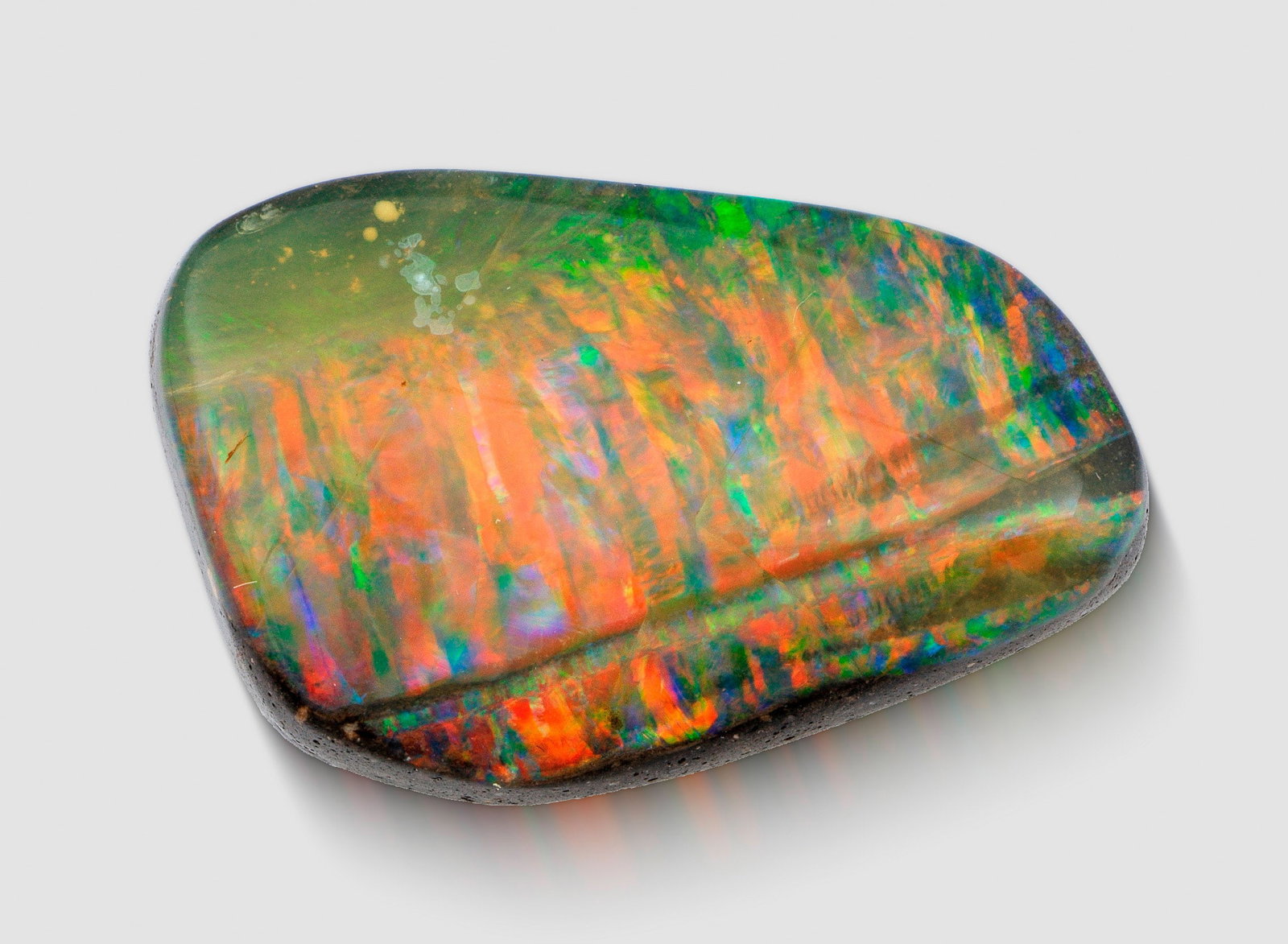 Veta Opal aus der Mine "El Tablón": Departamento Gracias a Dios, Honduras Flächendeckendes, prachtvolles, regenbogenartiges Farbspiel, mit dem sog. Multicolor-Feuer sowie breiten weißen Adern. 3,1 cm x 2 cm. Gewicht 31,65 ct. Die Hond