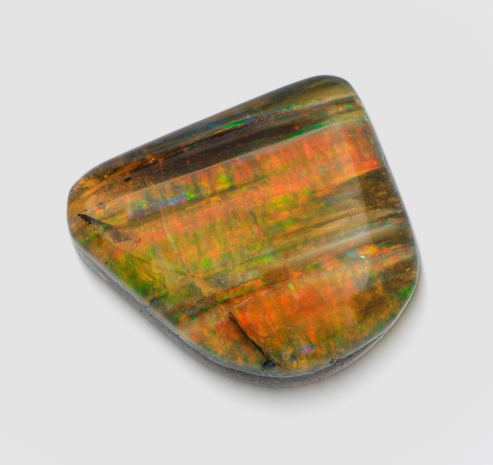 Veta Opal aus der Mine "El Tablón": Departamento Gracias a Dios, Honduras Flächendeckendes, prachtvolles, regenbogenartiges Farbspiel, mit dem sog. Multicolor-Feuer sowie breiten weißen Adern. 2,6 cm x 2,3 cm. Gewicht 54,00 ct. Die Ho