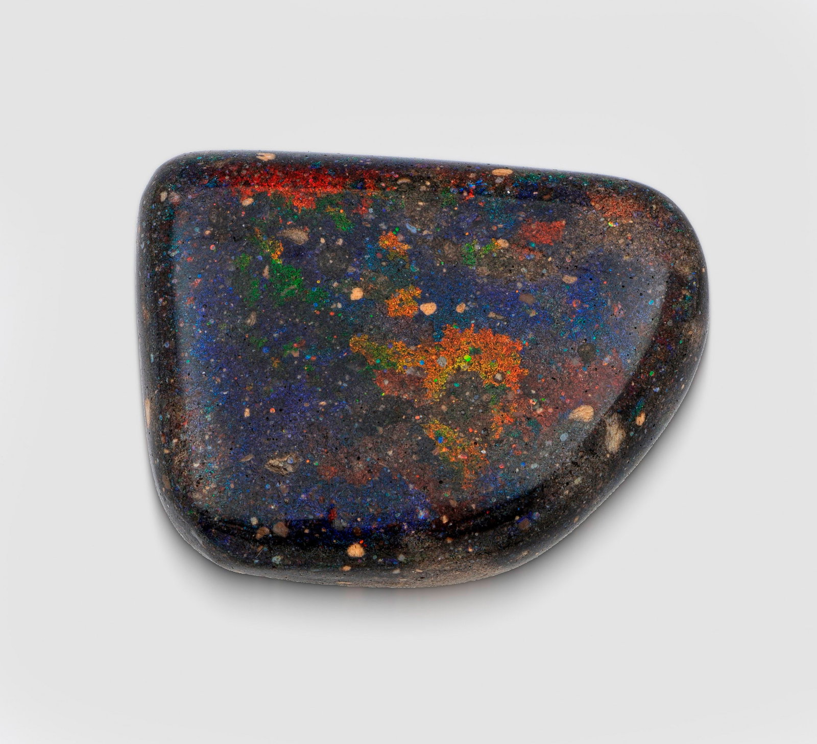 Schwarz Opal Matrix aus der Mine "El Tablón": Departamento Gracias a Dios, Honduras Flächendeckendes, prachtvolles, regenbogenartiges Farbspiel, mit dem sog. Multicolor-Feuer sowie breiten weißen Adern. 4 cm x 3 cm. Gewicht 99,70 ct. Die Hondur