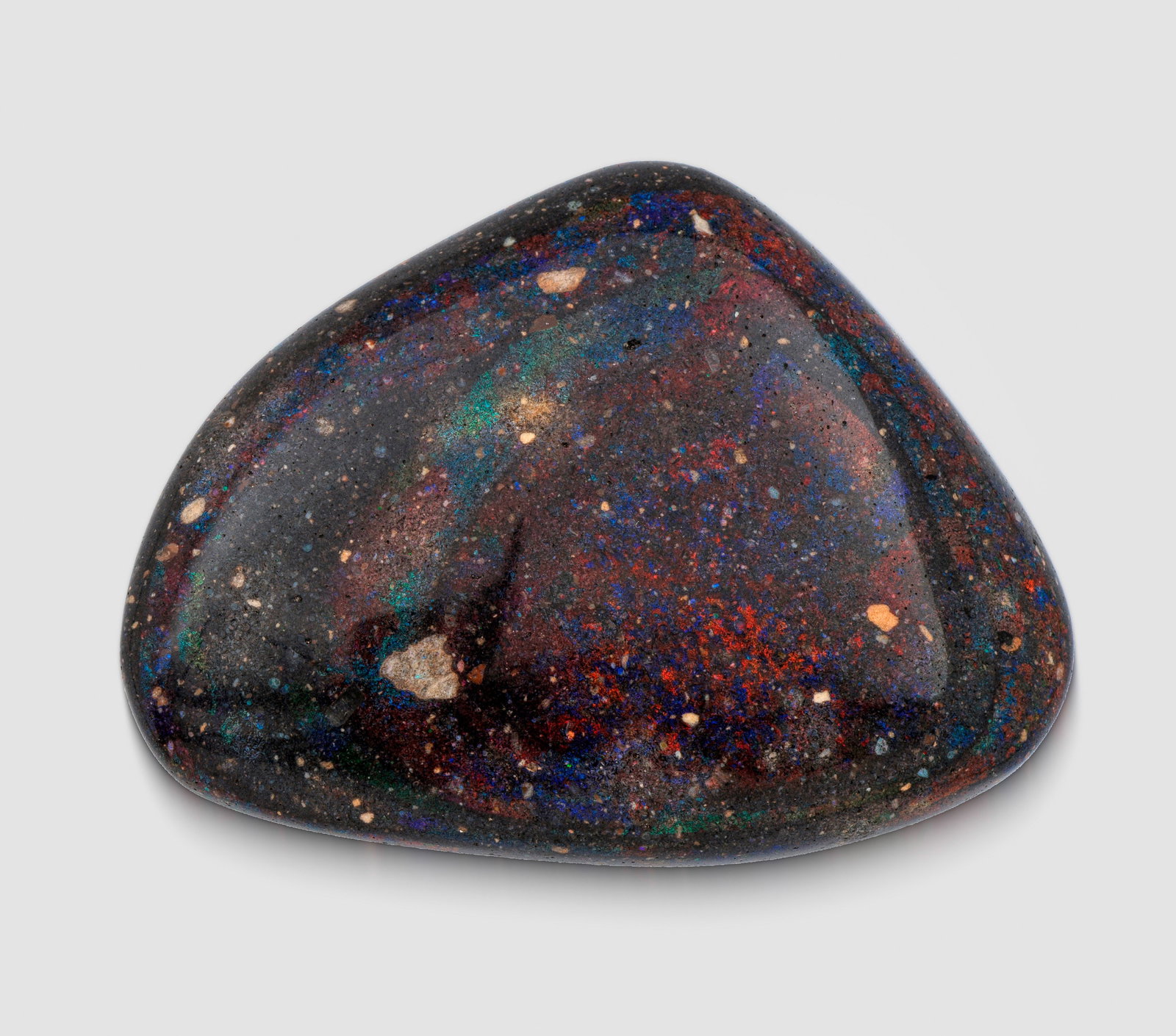 Schwarz Opal Matrix aus der Mine-"El Tablón": Departamento Gracias a Dios, Honduras Flächendeckendes, prachtvolles, regenbogenartiges Farbspiel, mit dem sog. Multicolor-Feuer sowie breiten weißen Adern. 5,7 cm x 4,5 cm. Gewicht 172,75 ct. Die H