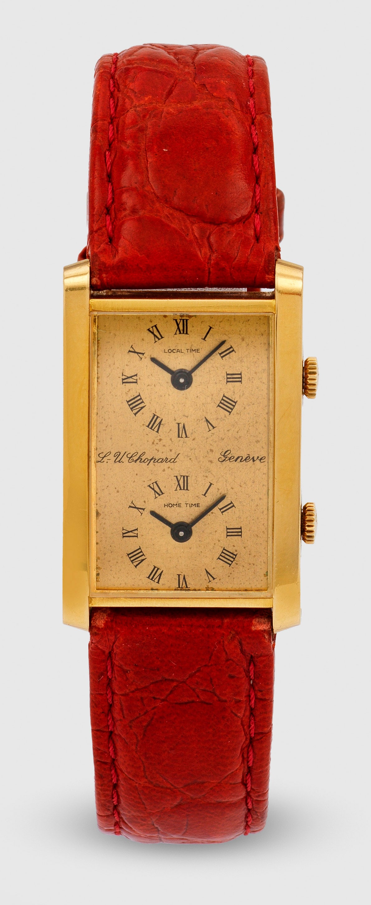 Damenarmbanduhr von Chopard "Dual Time" aus den 1990er: Jahren Gelbgold, gest. 750. Rechteckiges, leicht bombiertes Uhrengehäuse, satiniertes Zifferblatt mit schwarzen römischen Ziffern und Lanzenzeigern, Anzeige von Home Time und Local Time. Orangefarbe