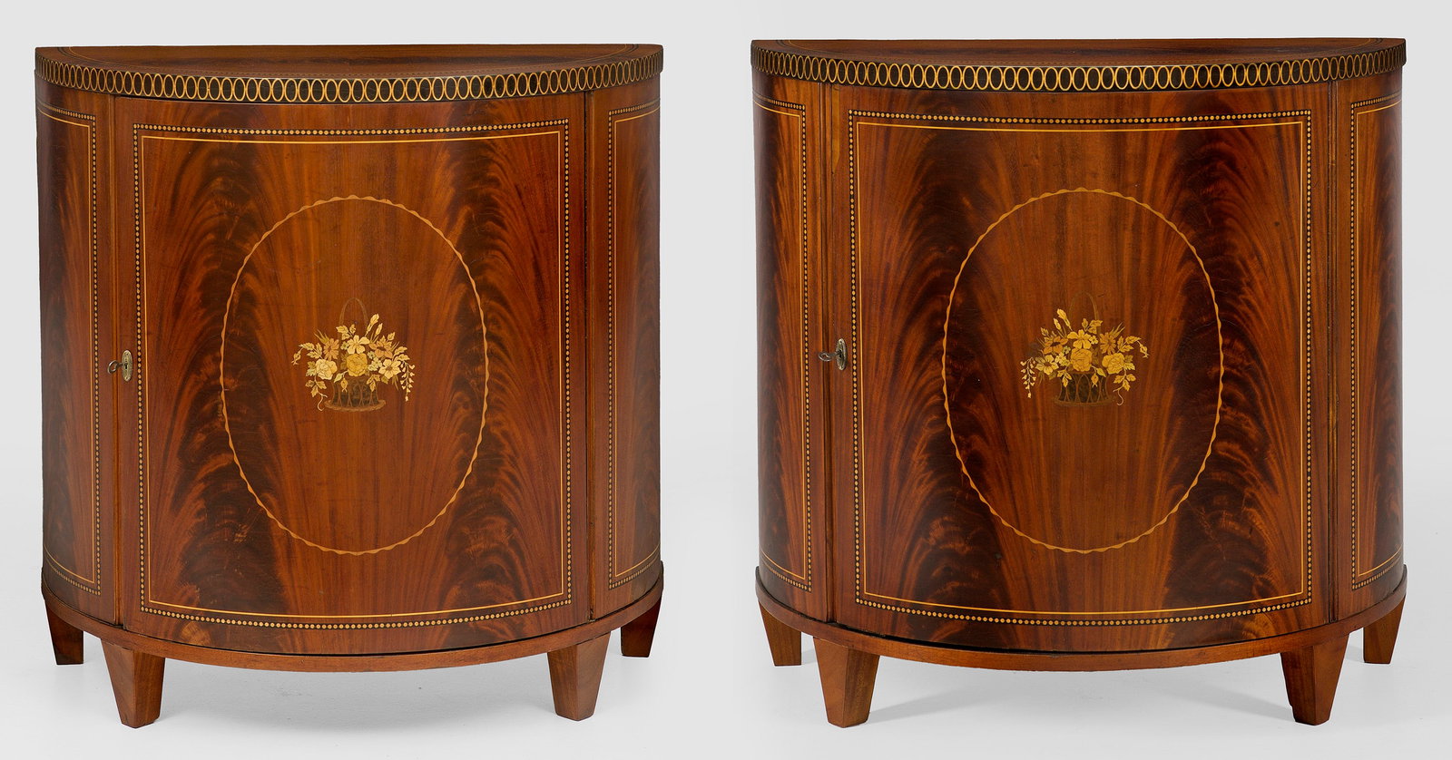 Paar Demilune-Anrichten (1 of 2)