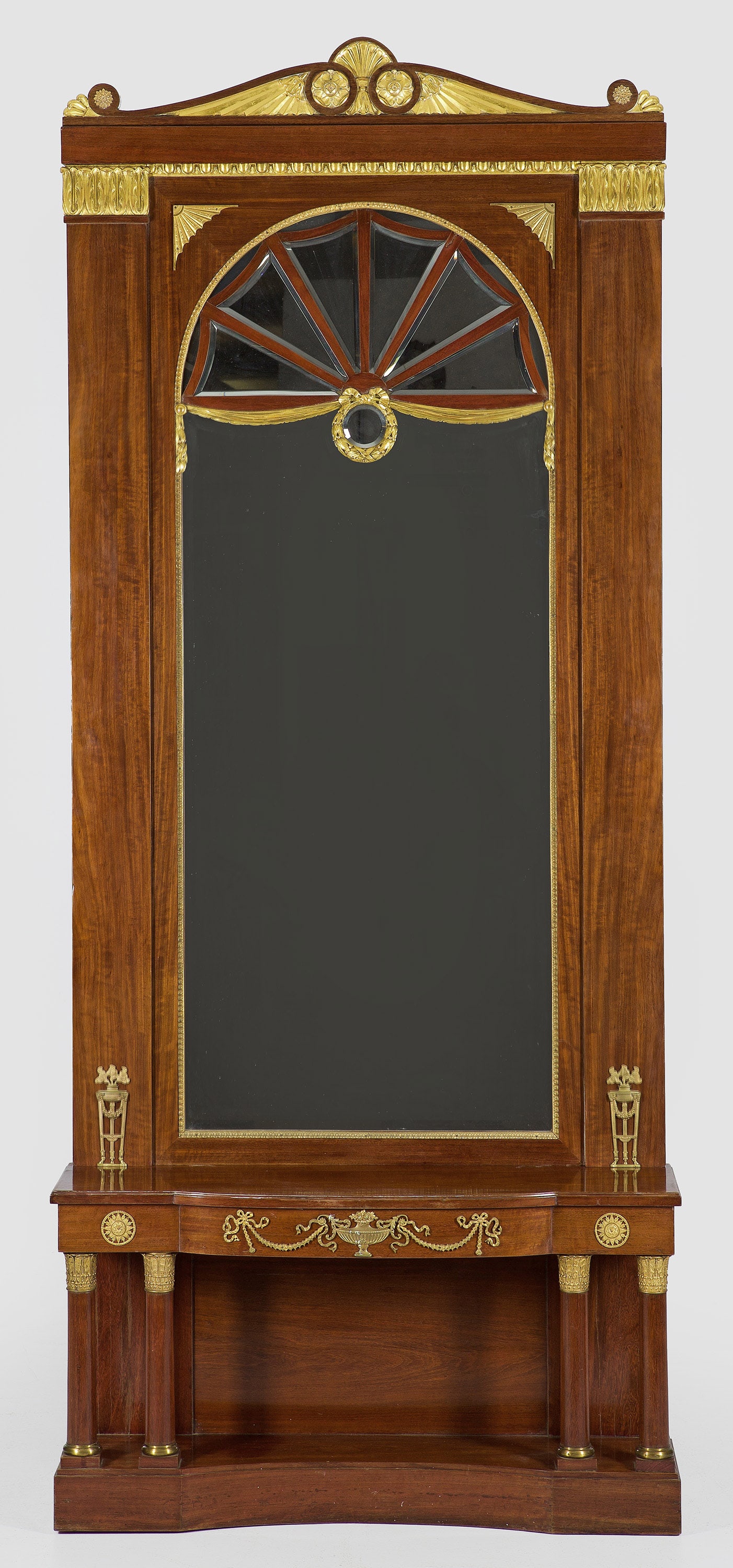 Großer repräsentativer Belle Epoque-Konsolspiegel: Mahagoni, furniert sowie stuckiert, gefasst und vergoldet. Über schauseitig konkav eingezogenem Zargensockel kurze Vollsäulen als Träger für bombierte Zarge und gering überstehende Deckplatte. Ko