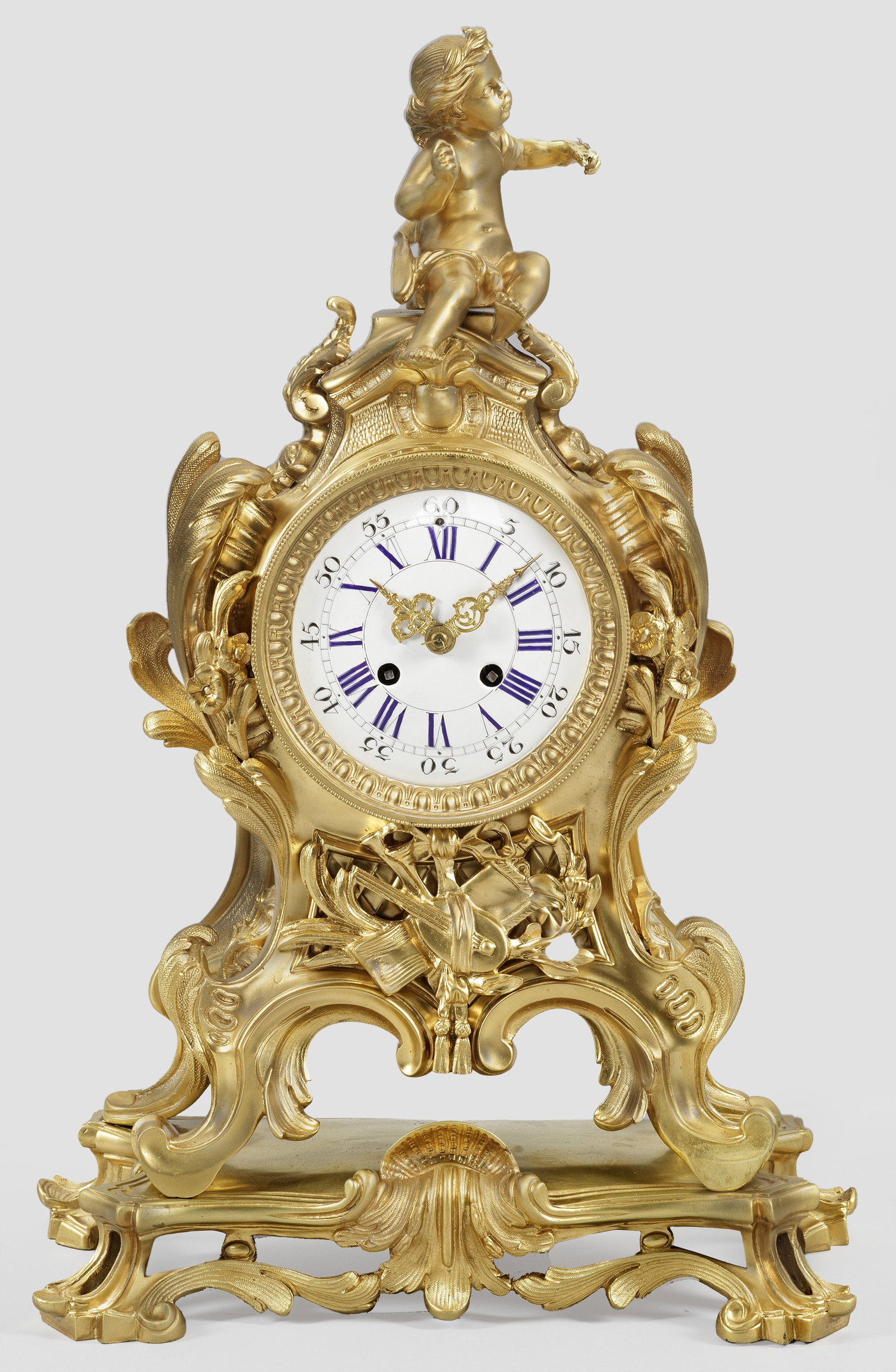 Napoleon III-Pendule: Bronze, flächendeckend neu vergoldet. Über passig geschweifter Basis balusterförmiger Korpus aus üppigen Rocaillen und Blattwerk mit plastischer Puttenbekrönung. Verglastes Emailzifferblatt sowie