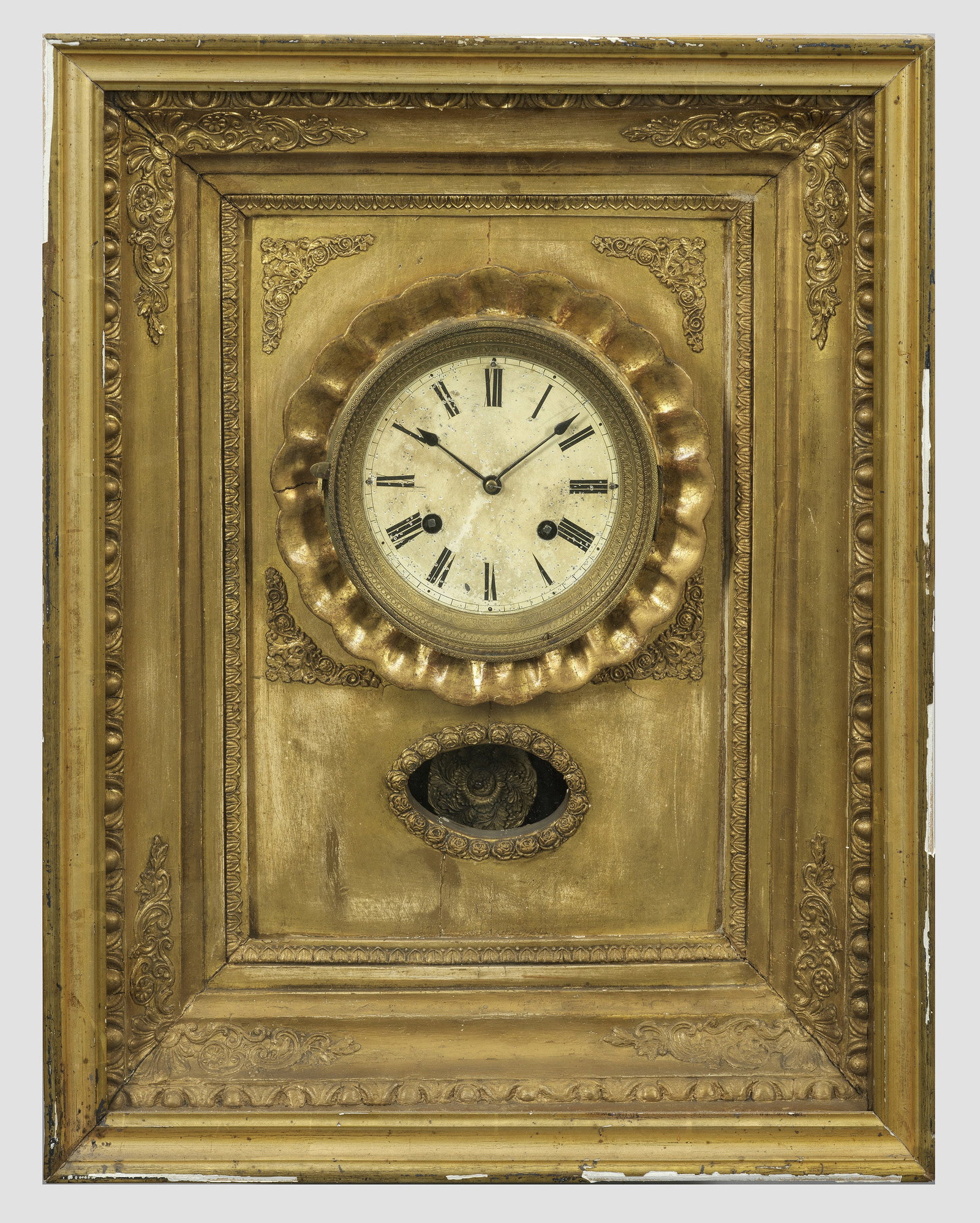 Biedermeier Rahmenuhr mit Musikwerk: Holz, teilw. vergoldet. rechteckiger Korpus, schauseitig mit breiter, mehrfach profilierter und verglaster Rahmung. In der Mitte Zifferblatt und Pendelfenster. Werk mit Ankerhemmung sowie Halbstundens