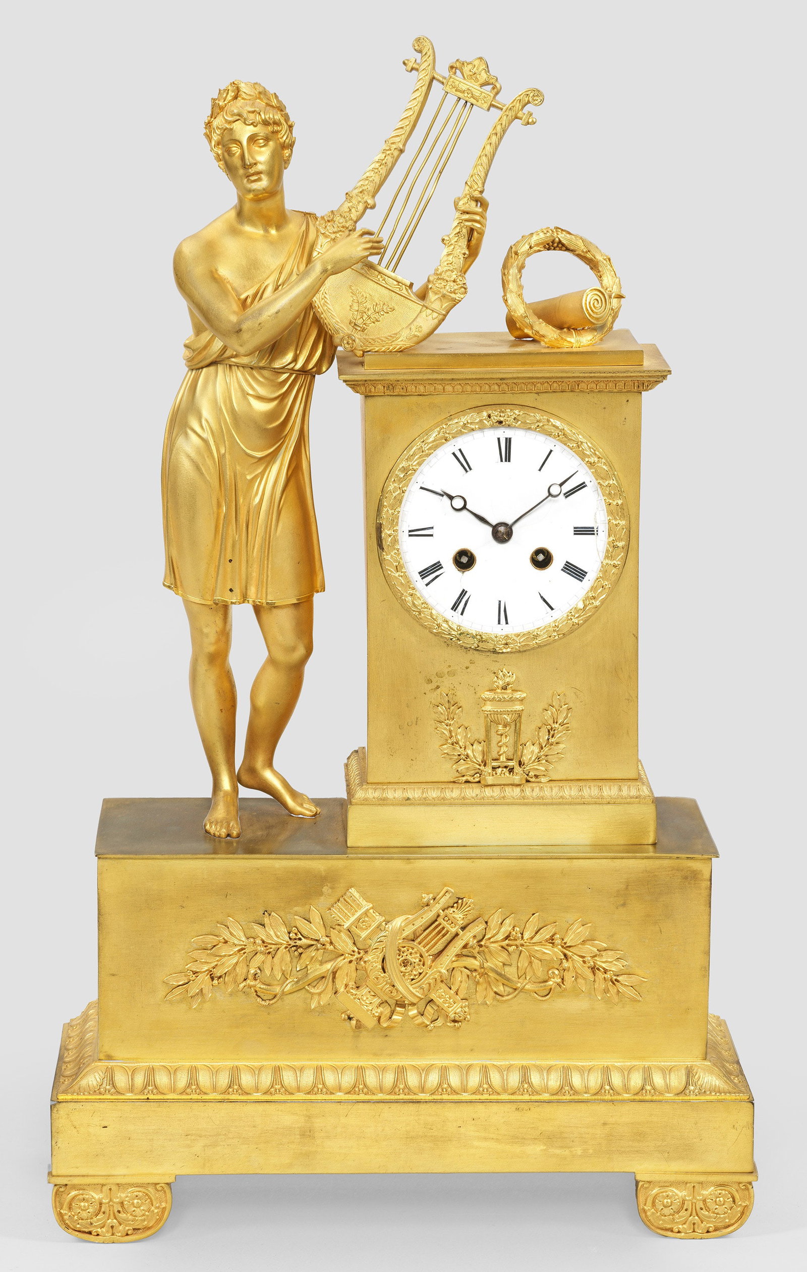 Große Charles X-Figurenpendule "Apoll": Bronze, vergoldet über hohem Podestsockel mit Palmettenfries und erhaben reliefierter Lyra mit Lorbeer. Besch. Emailzifferblatt sowie Pendulenwerk mit Fadenaufhängung und Halbstundenschlag auf Glock