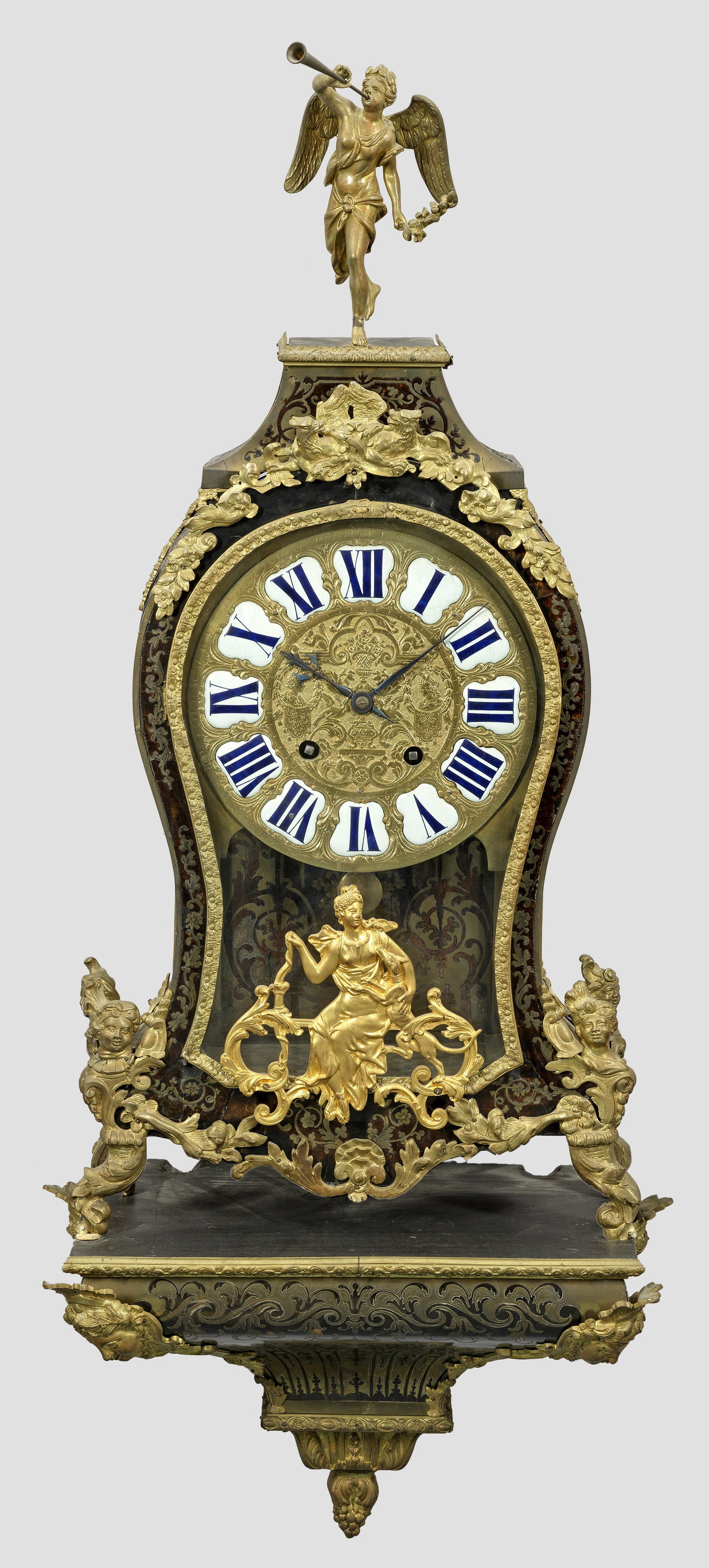 Große Louis XV-Boulle Pendule: Flächendeckender Fond aus Chinalack mit Einlagen aus Messing in sog. Boulle-Technik. Balusterförmiger, dreiseitig verglaster Korpus mit geschweift ansteigendem oberen Abschluss und vollplastischer B